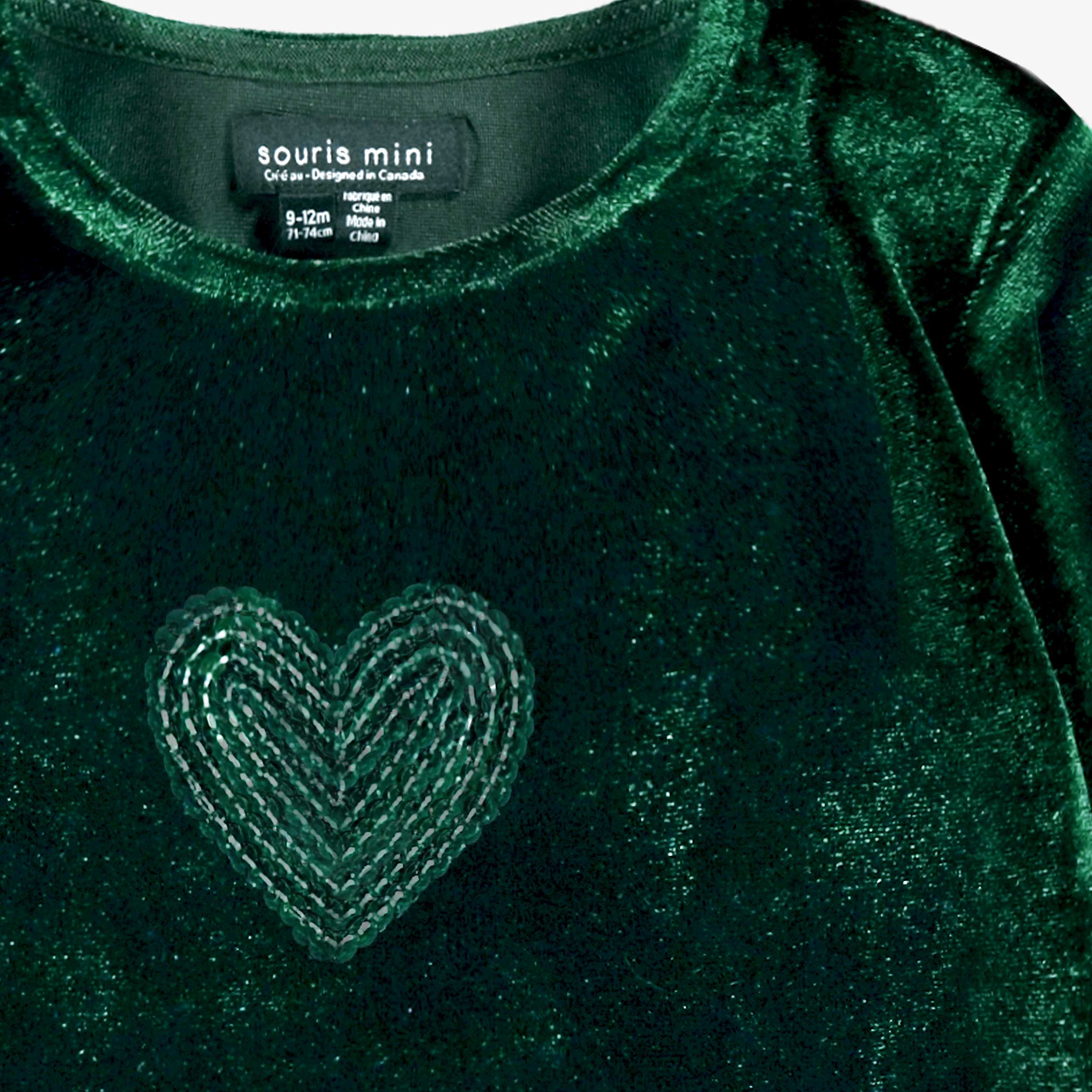 Zoom détails de la robe verte en velours et paillettes, bébé