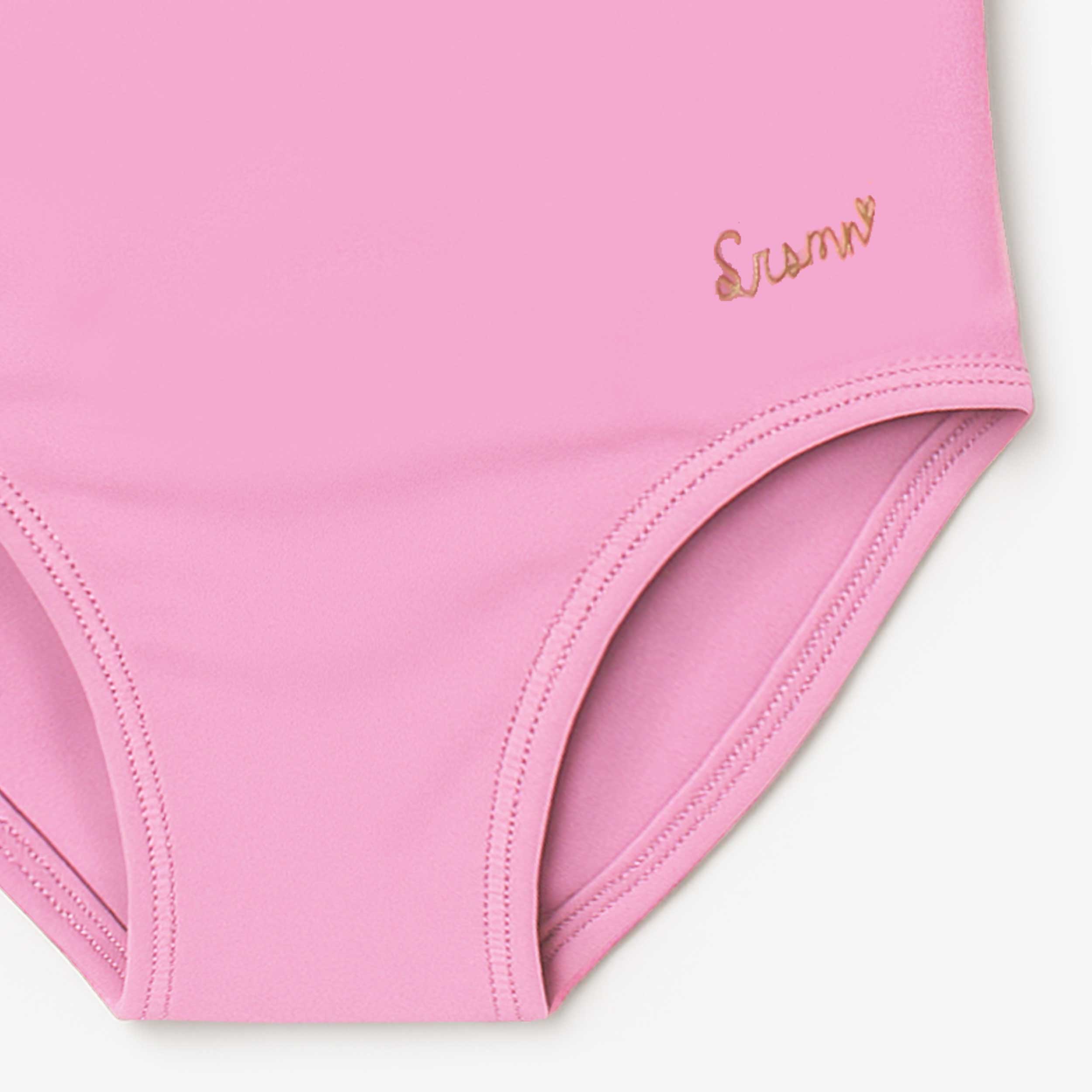 Zoom détails du maillot de bain une pièce mauve avec volant, enfant 
