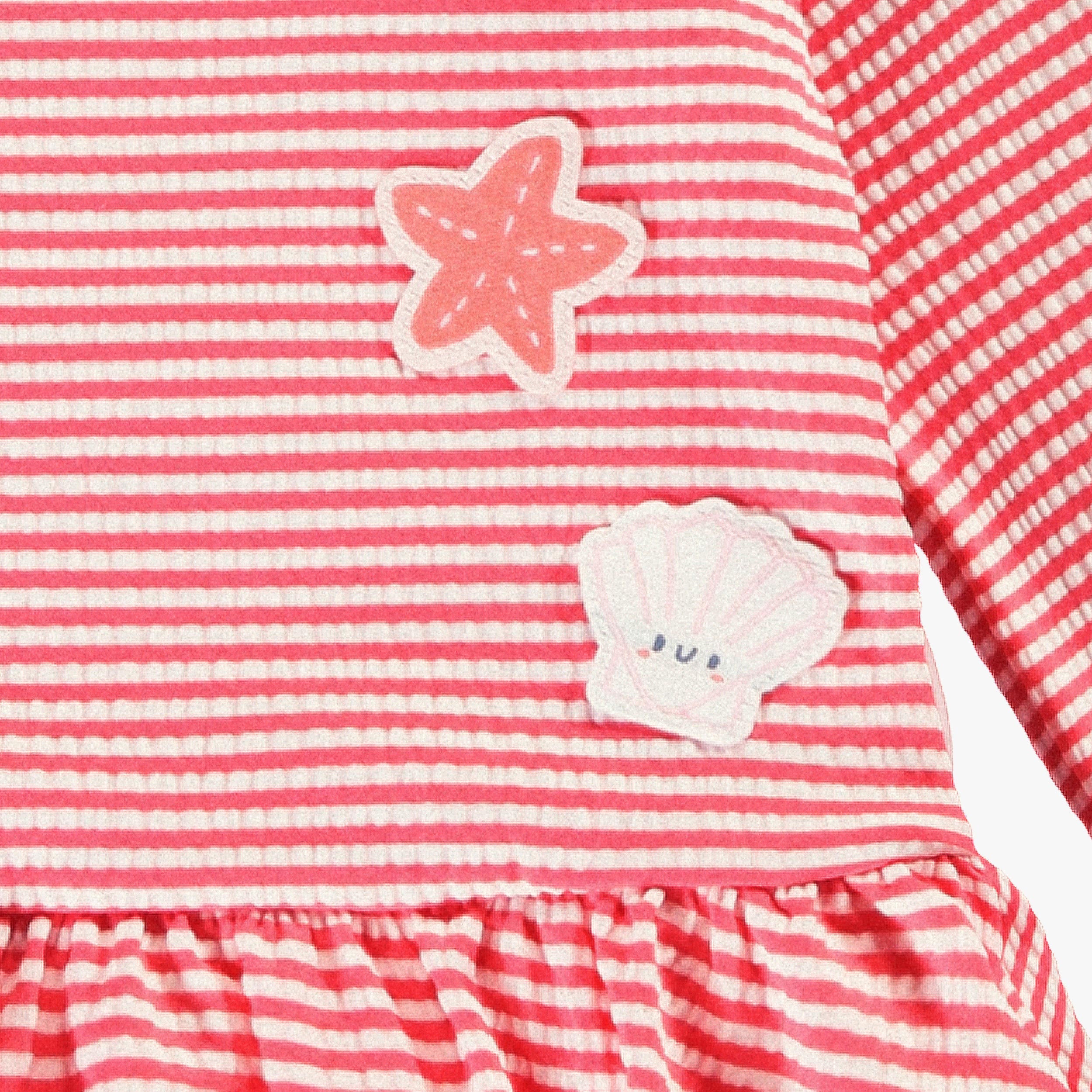 Zoom détails du maillot de bain une pièce rose et crème à rayures, bébé