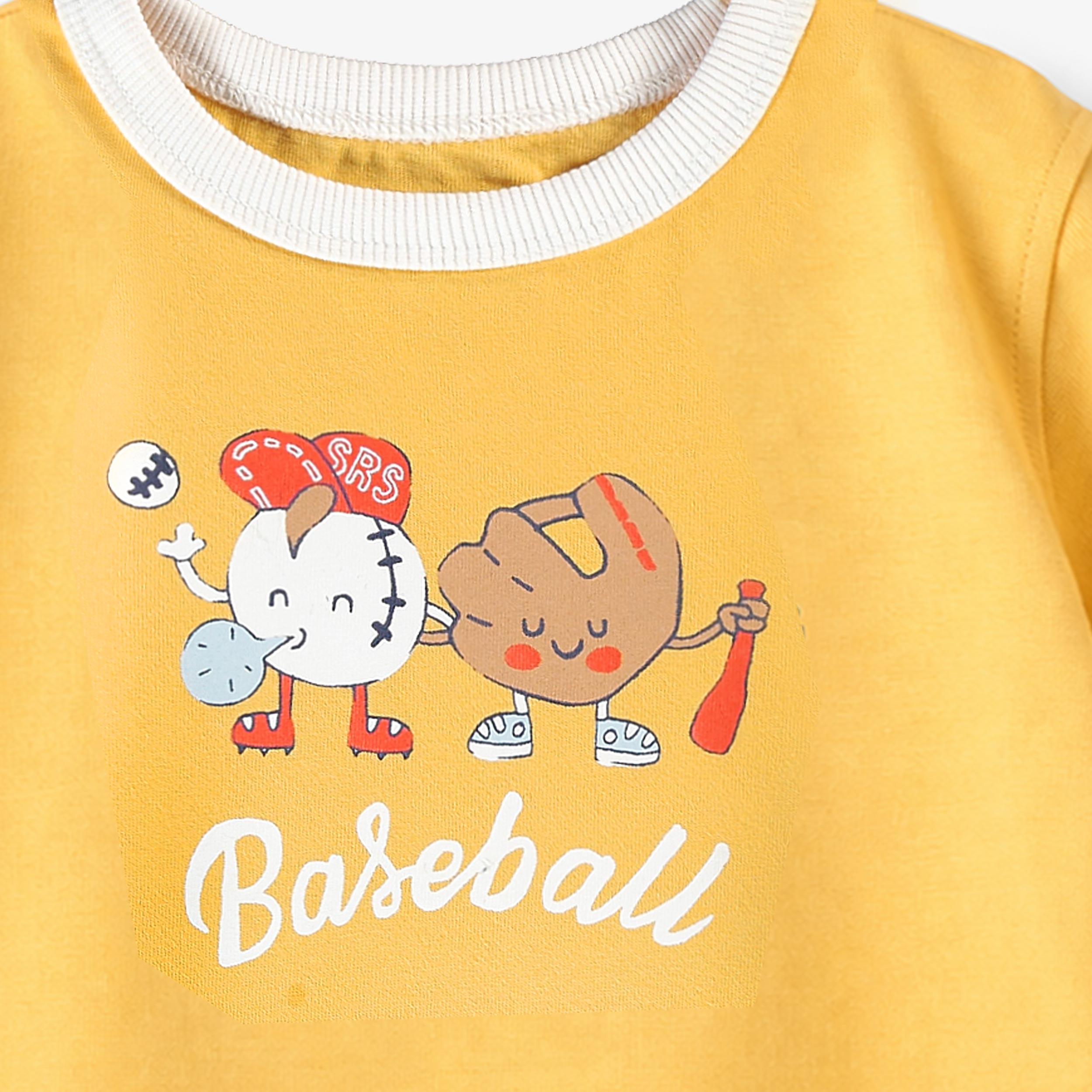 Zoom détails du t-shirt jaune avec illustration, bébé 