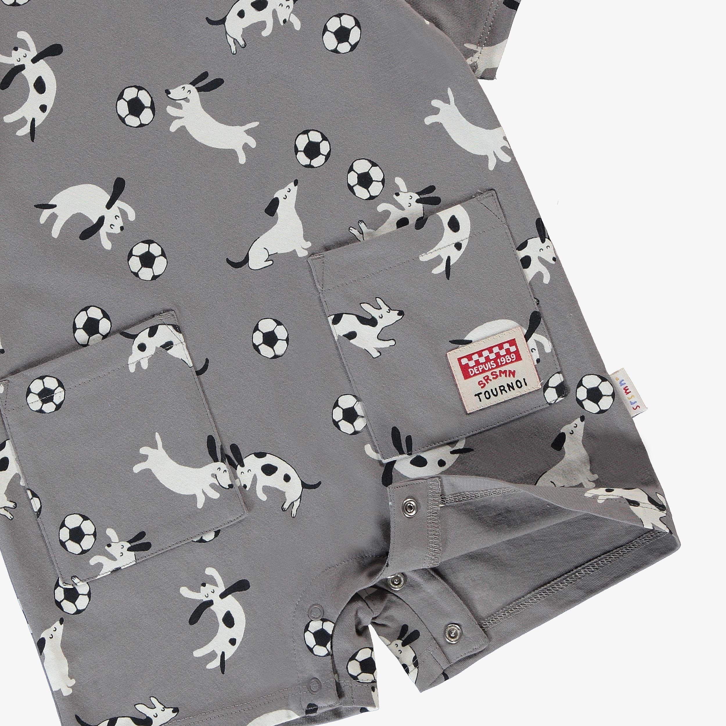 Zoom détails de la barboteuse grise à motifs, bébé