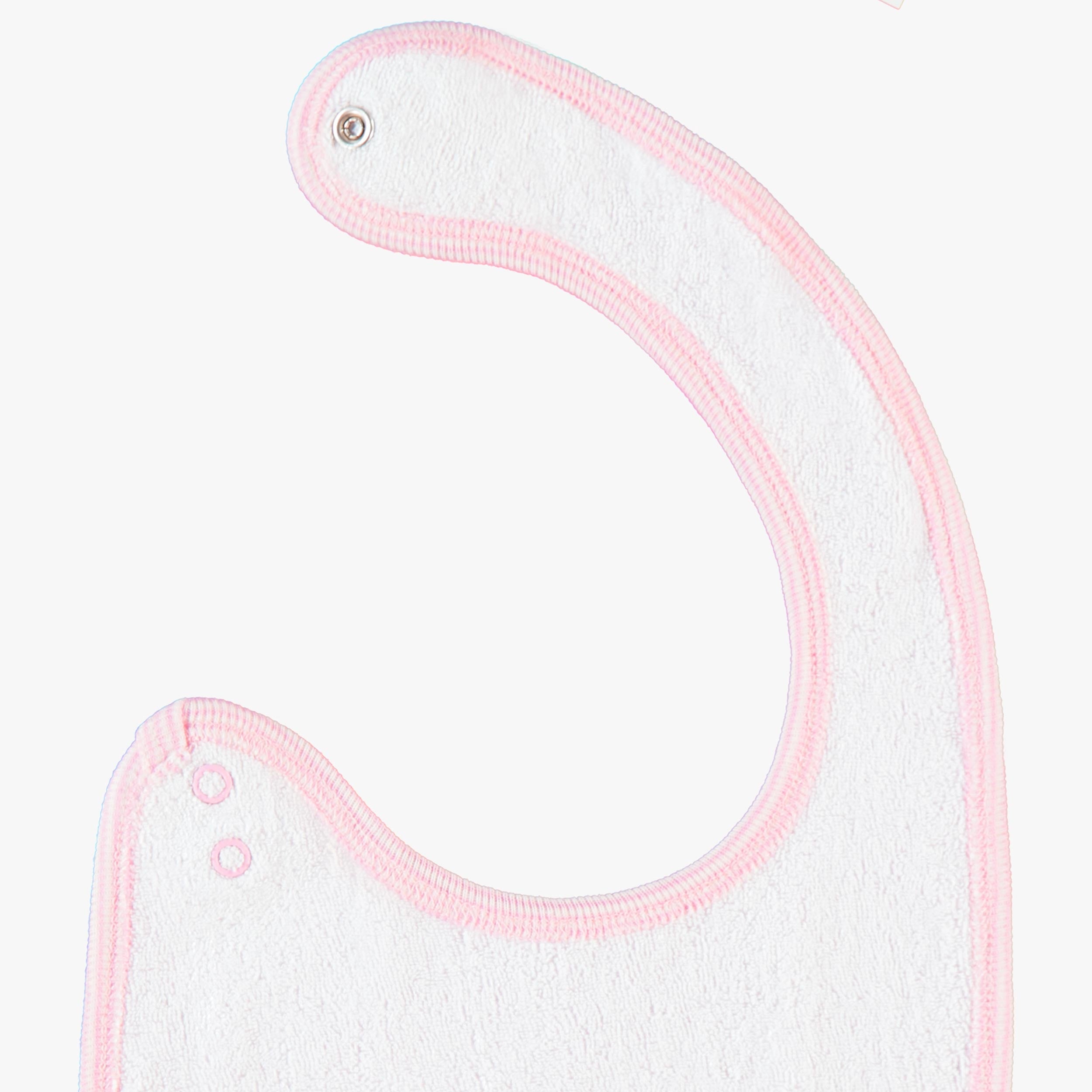 Zoom détails intérieur du bavoir rose à motifs de chats, naissance