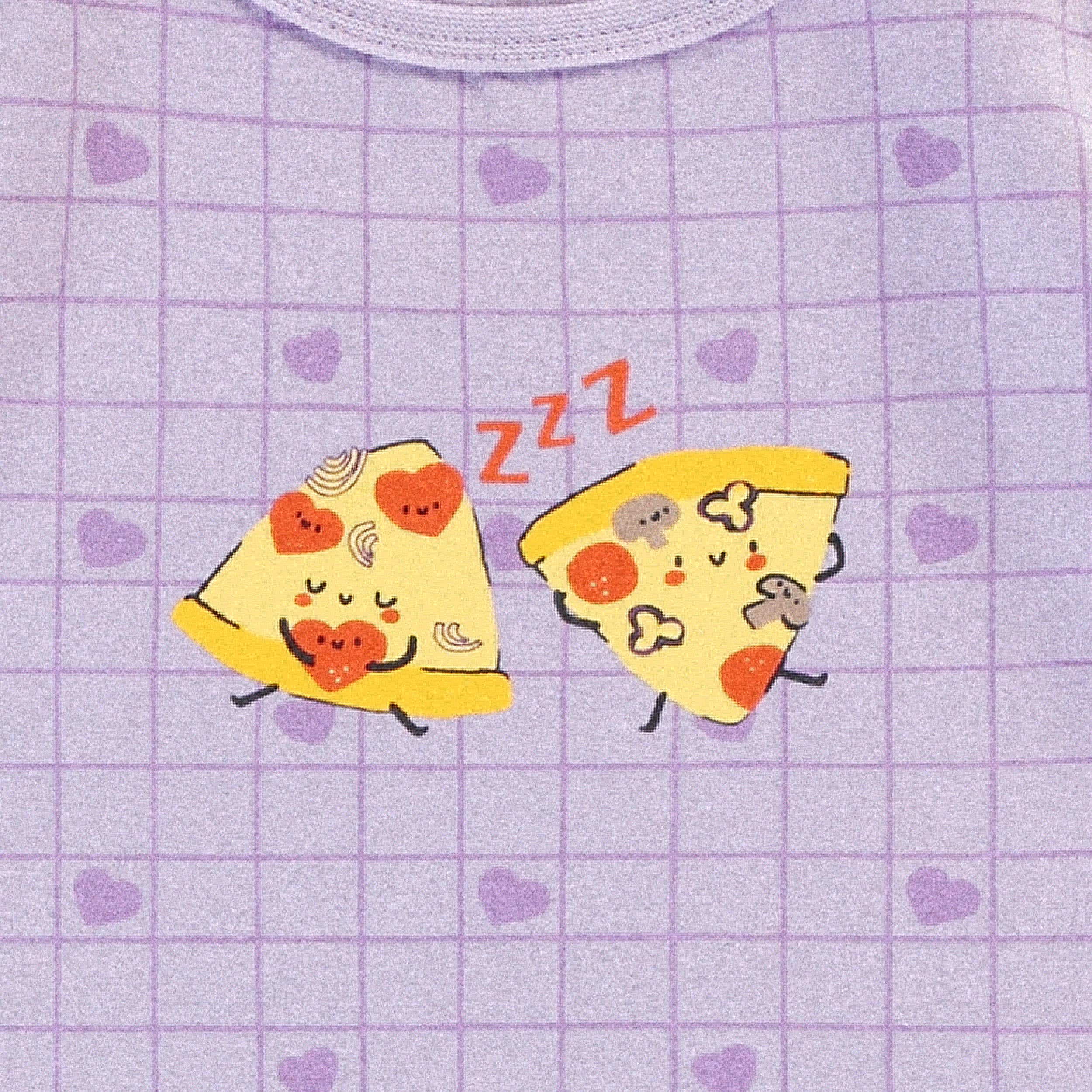 Zoom détails du cache-couche mauve avec cœurs et illustration pizza, bébé