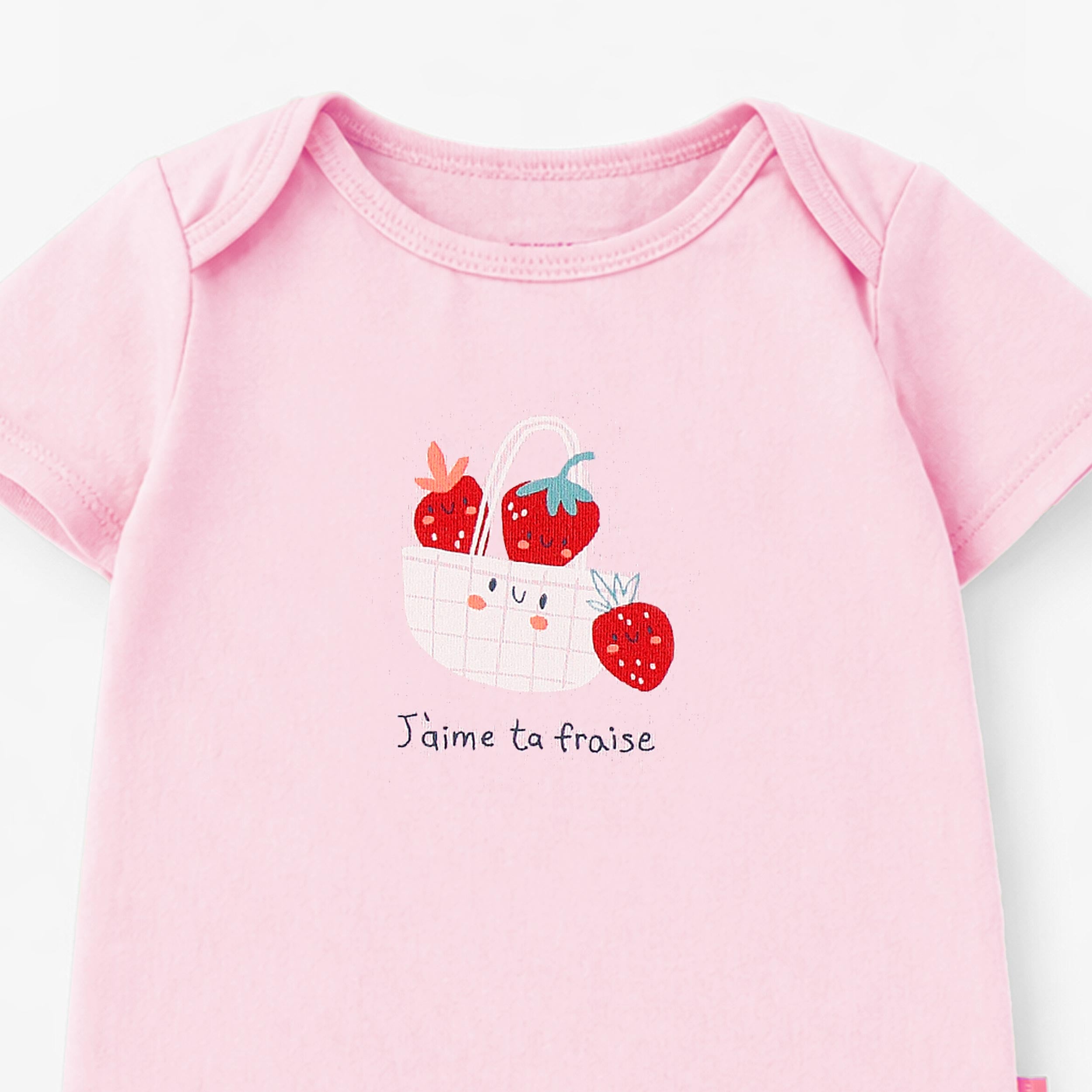 Zoom détails du cache-couche rose avec illustration, bébé 