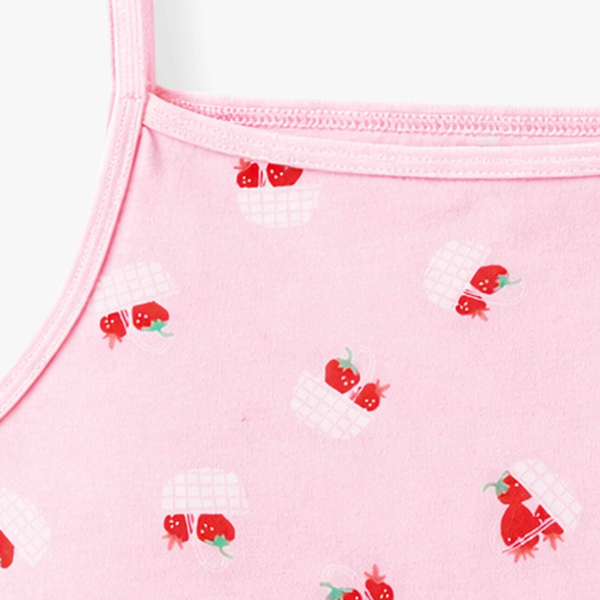 Zoom détails de la camisole courte rose pâle à motifs de paniers de fraises, enfant 