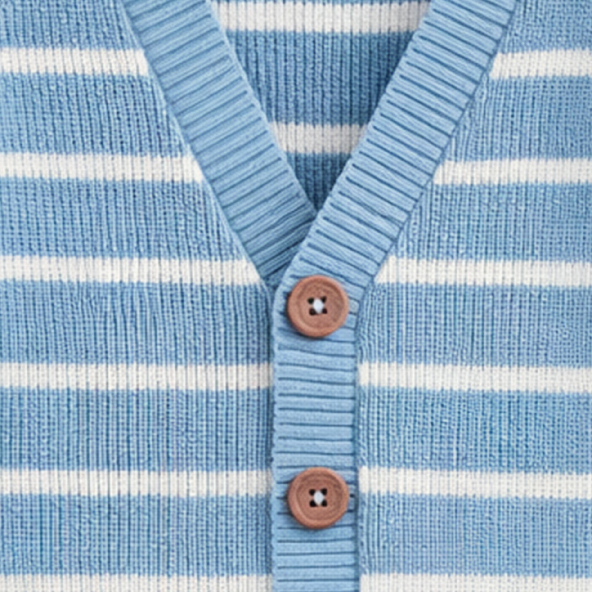 Zoom détails du cardigan bleu en tricot avec rayures blanches, enfant