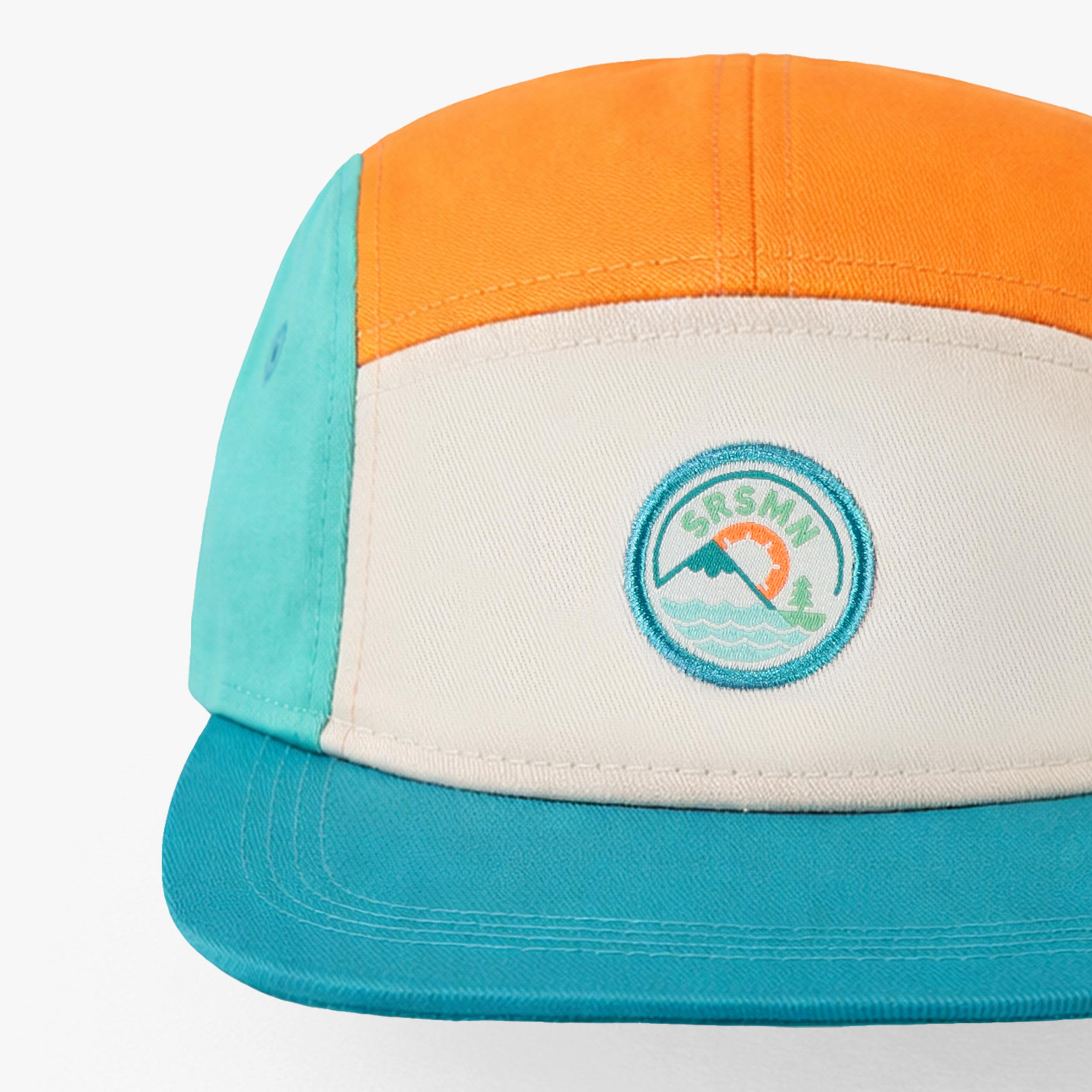 Zoom détails de la casquette à blocs de couleur, bébé