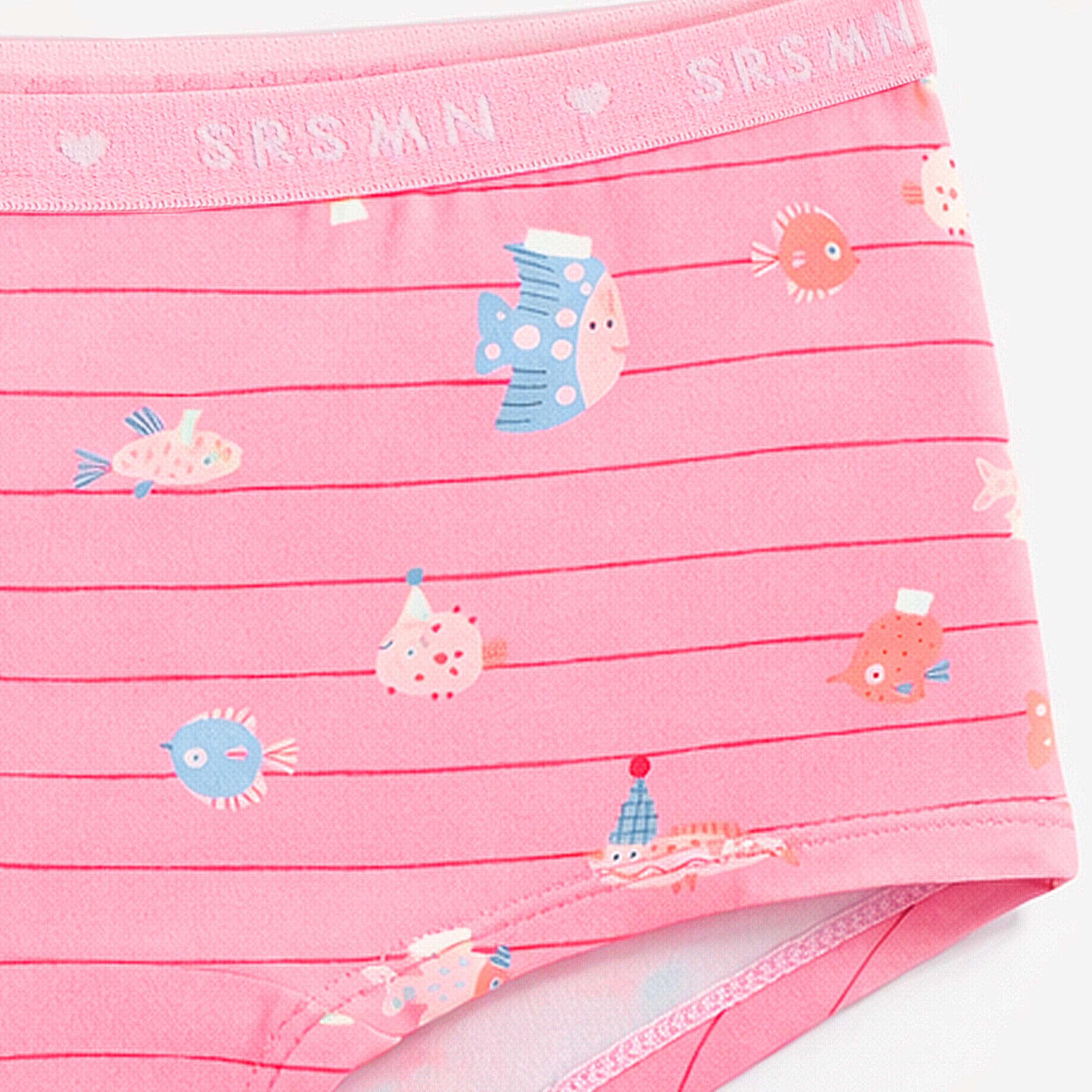 Zoom détails de la culotte garçonne rose avec rayures et motifs de poissons, enfant 