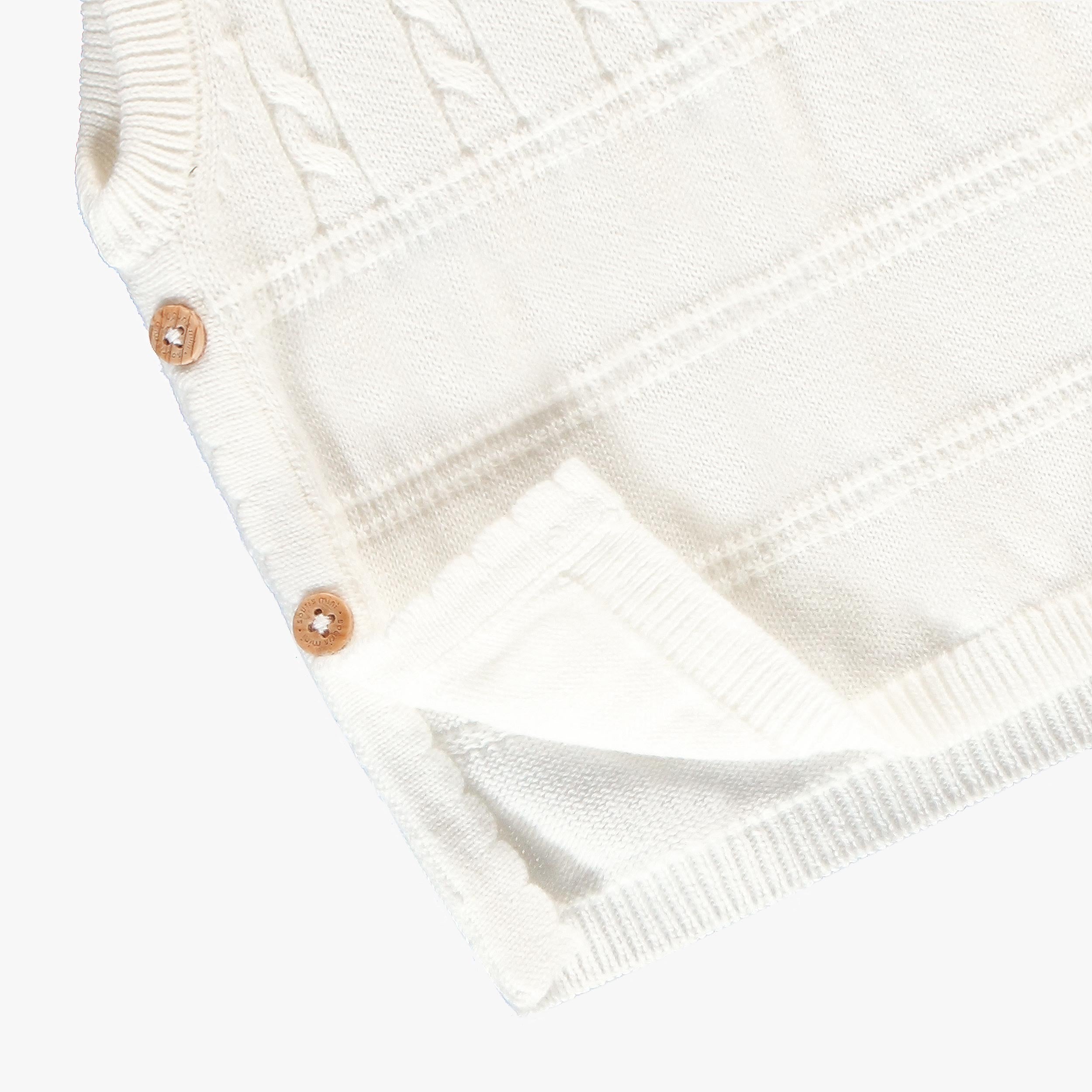 Zoom détails du débardeur crème en tricot, naissance