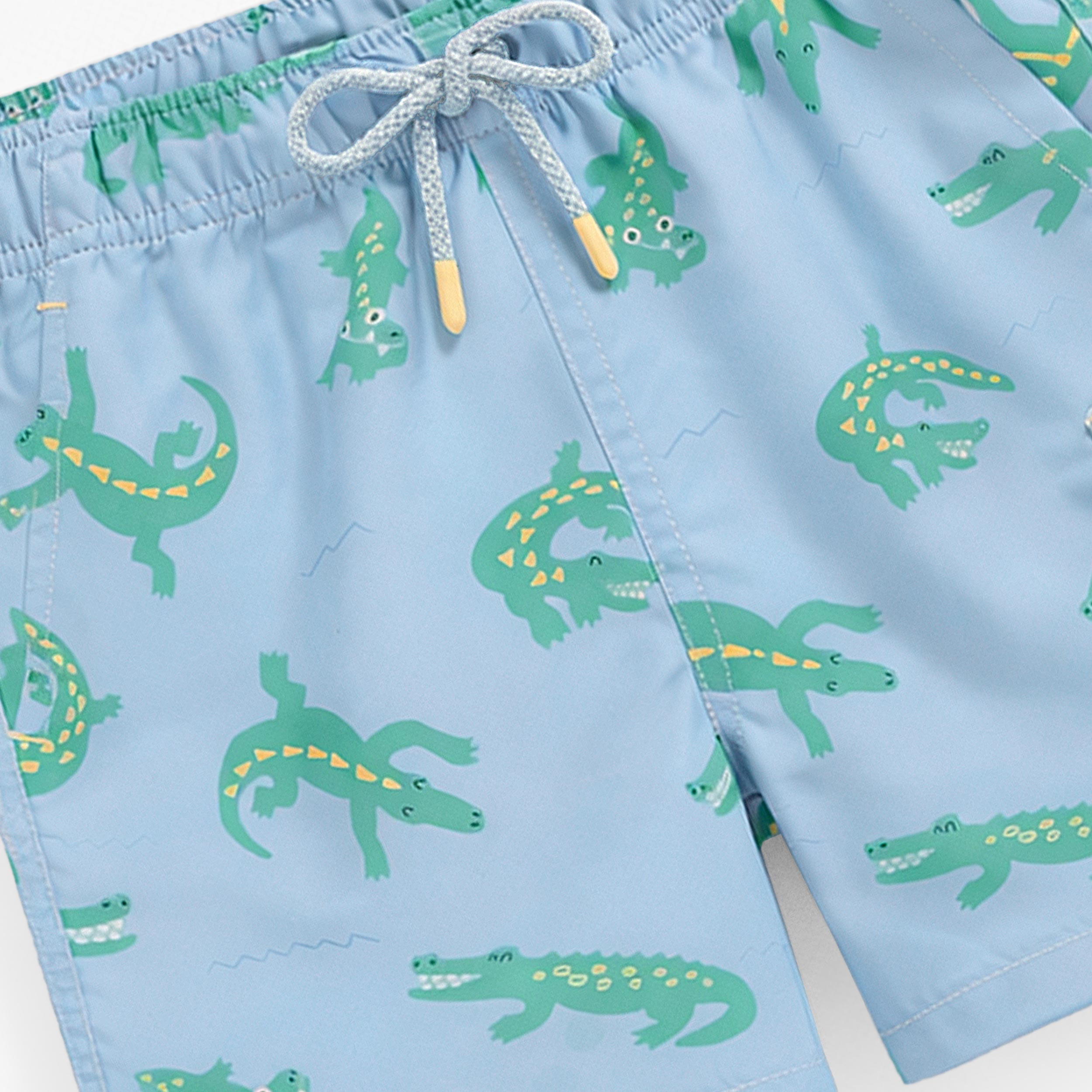 Zoom détails du bermuda de bain bleu à motifs de crocodiles, enfant