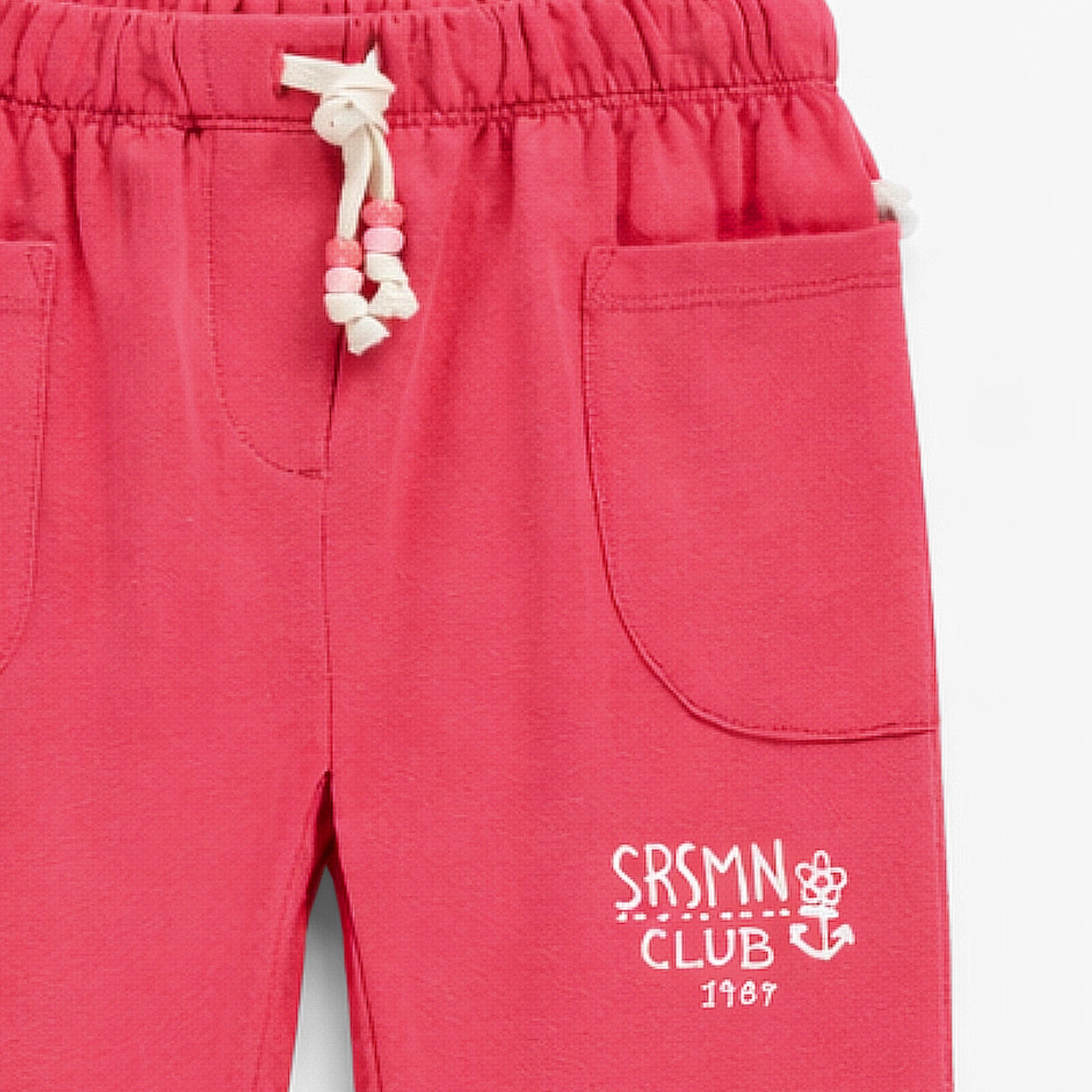 Zoom détails du pantalon rouge style jogger, enfant