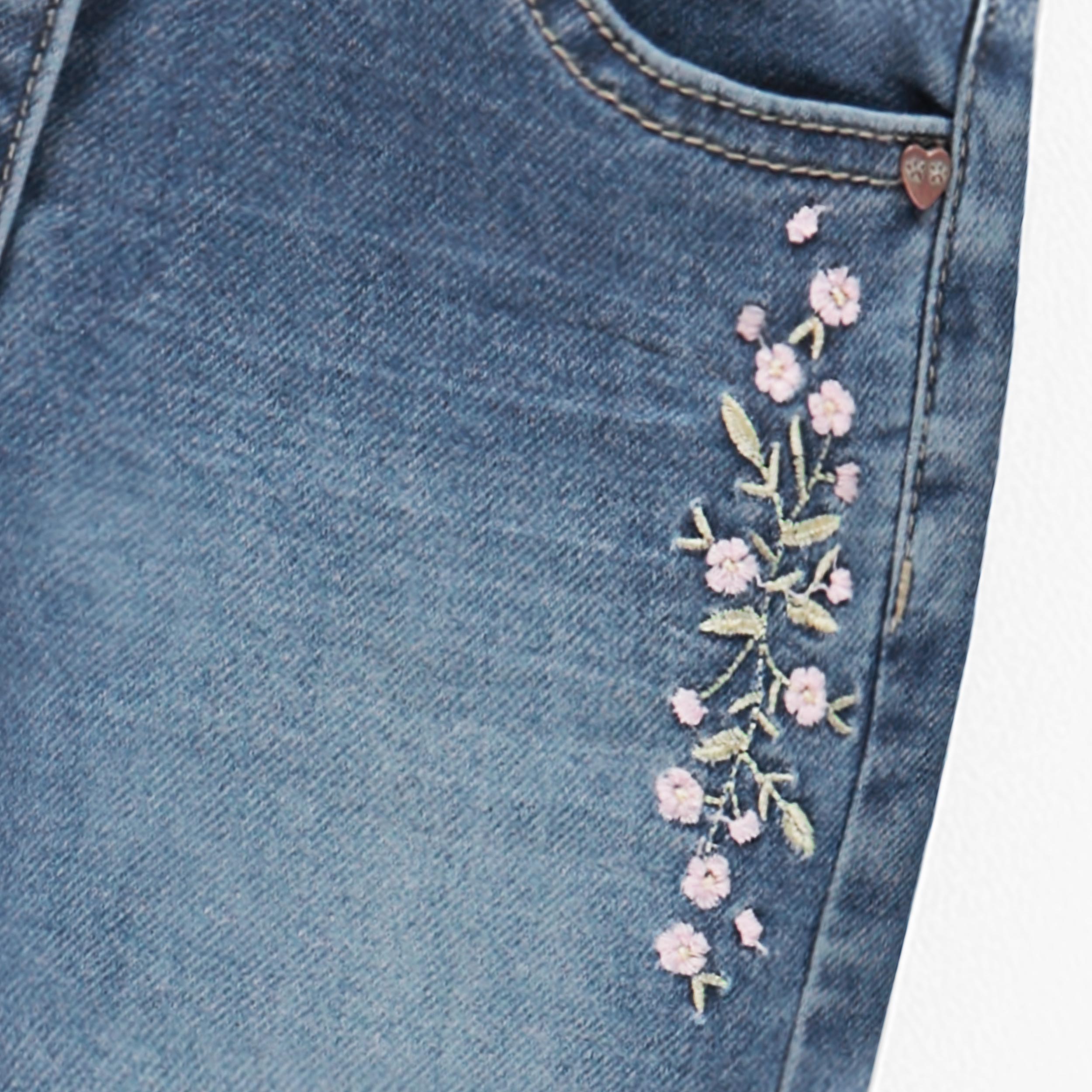 Zoom détails du jean bleu avec broderie florale, enfant 
