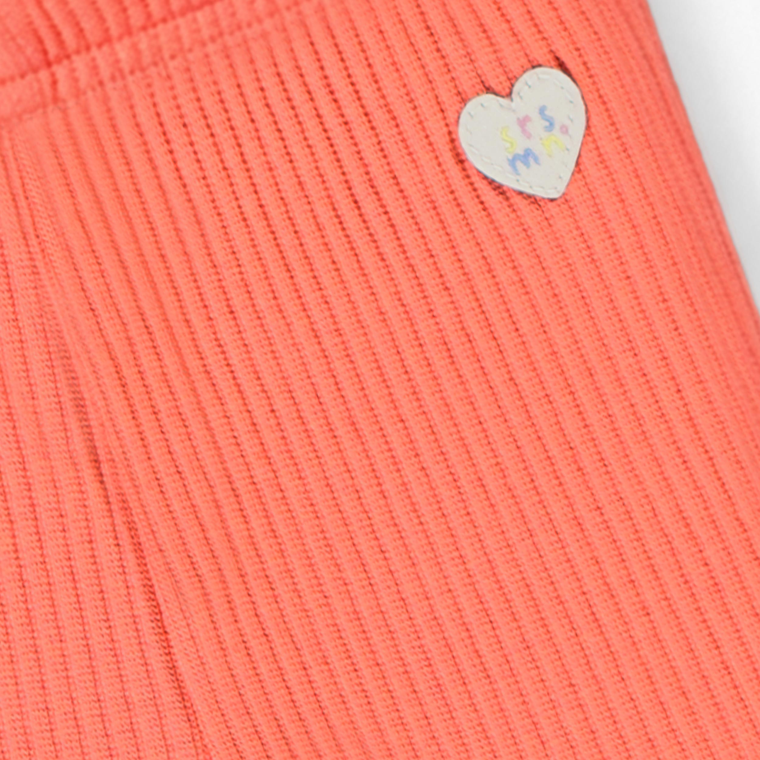 Zoom détails du legging court corail en tricot côtelé, bébé 