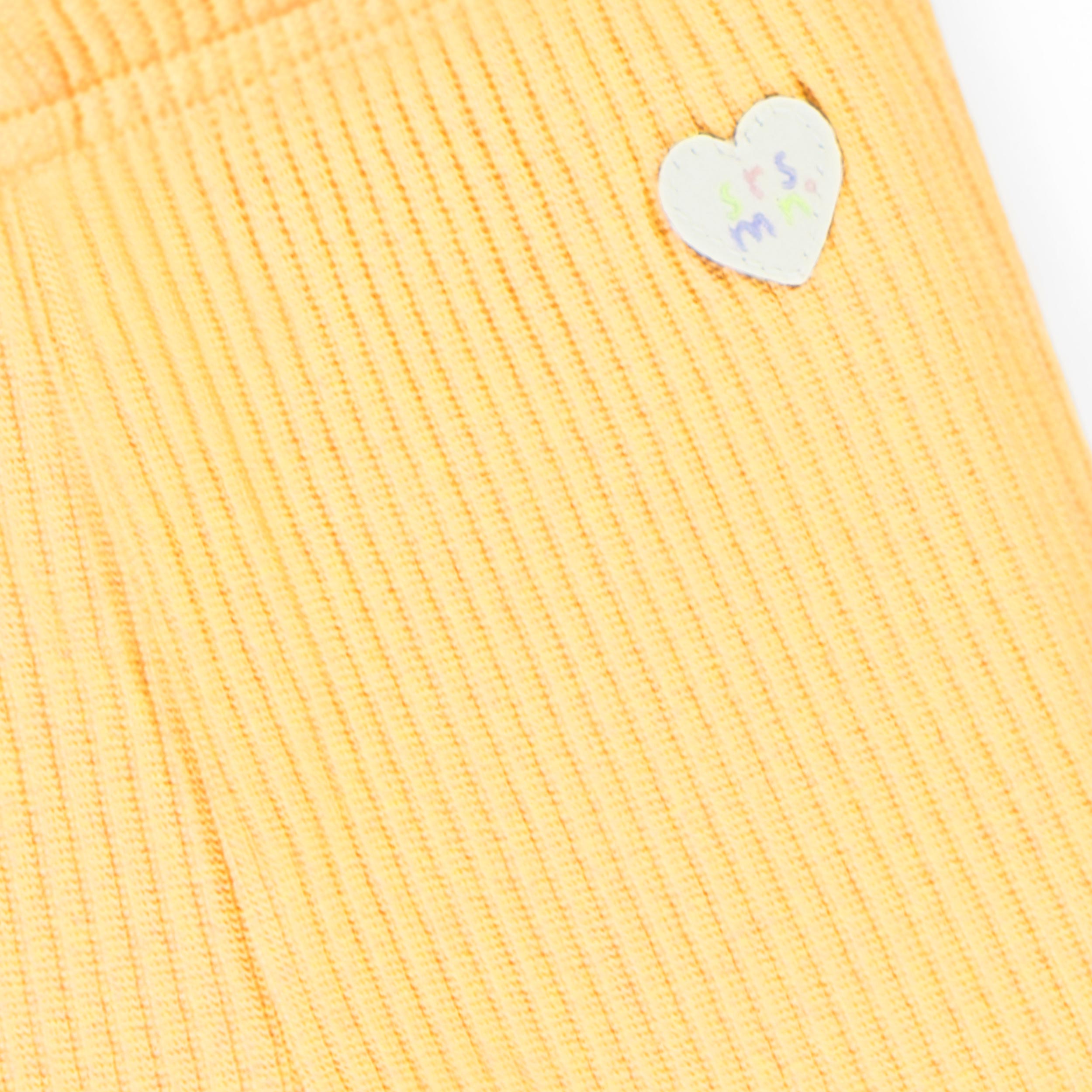 Zoom détails du legging court jaune en tricot côtelé, bébé 
