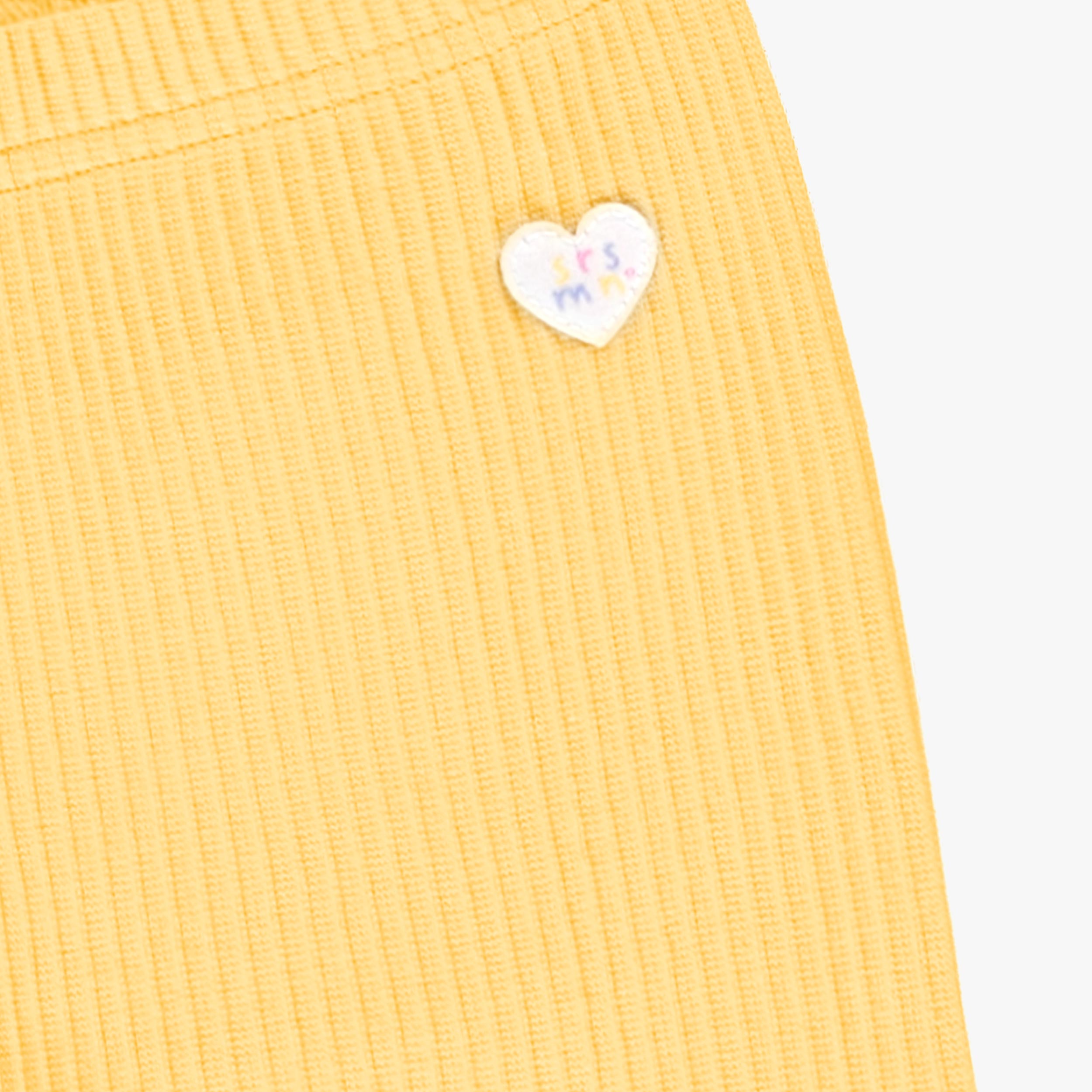 Zoom détais du legging court jaune en tricot côtelé, enfant 