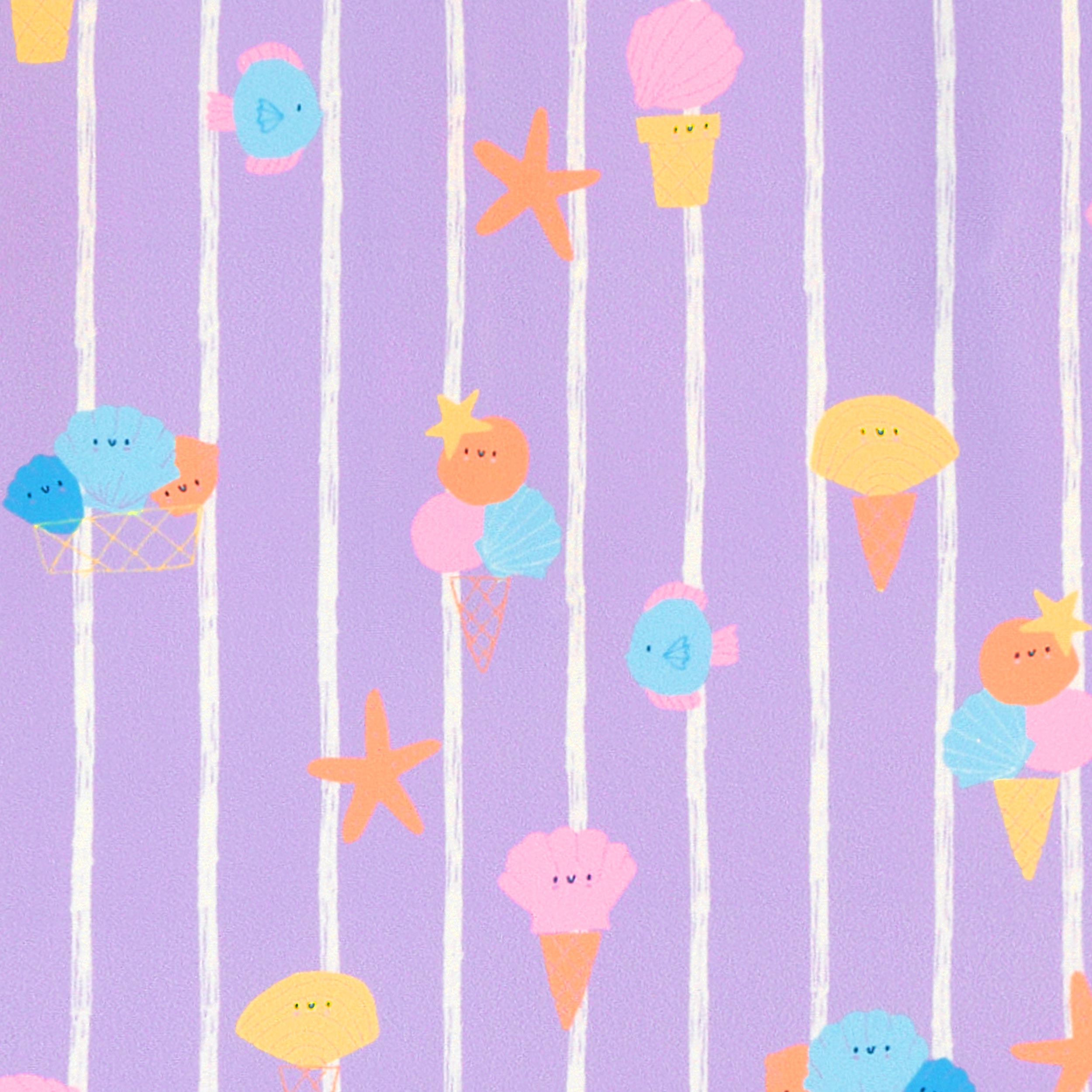 Zoom détails motifs du maillot de bain deux pièces mauve avec rayures et motifs, bébé