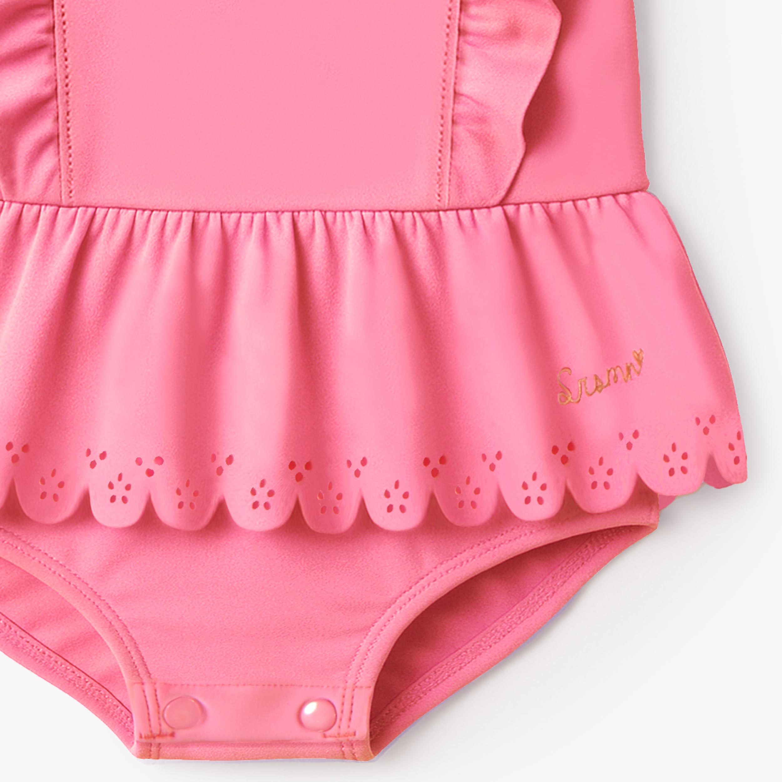 Zoom détails du maillot de bain une pièce rose avec volants, bébé 