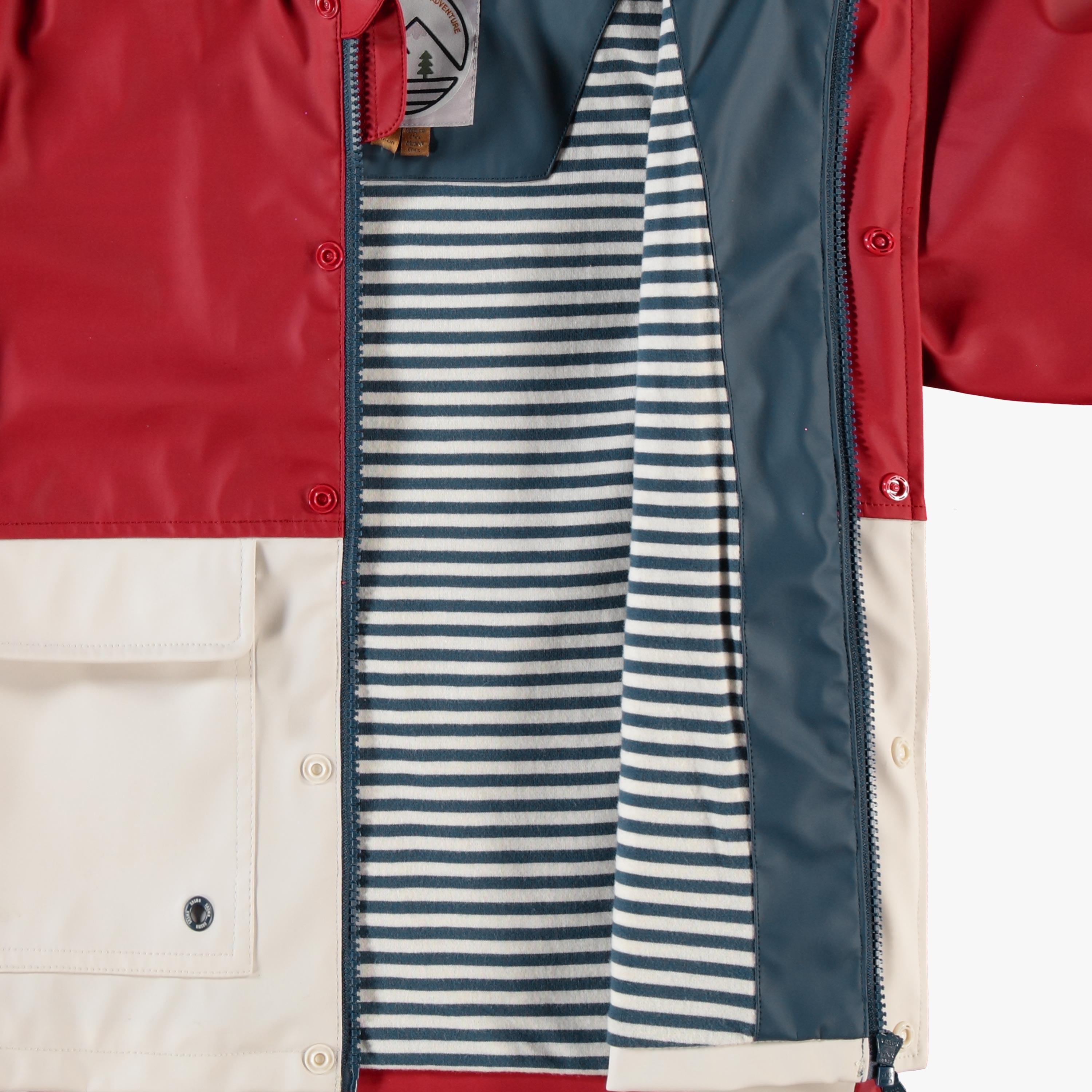 Zoom details du manteau imperméable rouge et crème, enfant