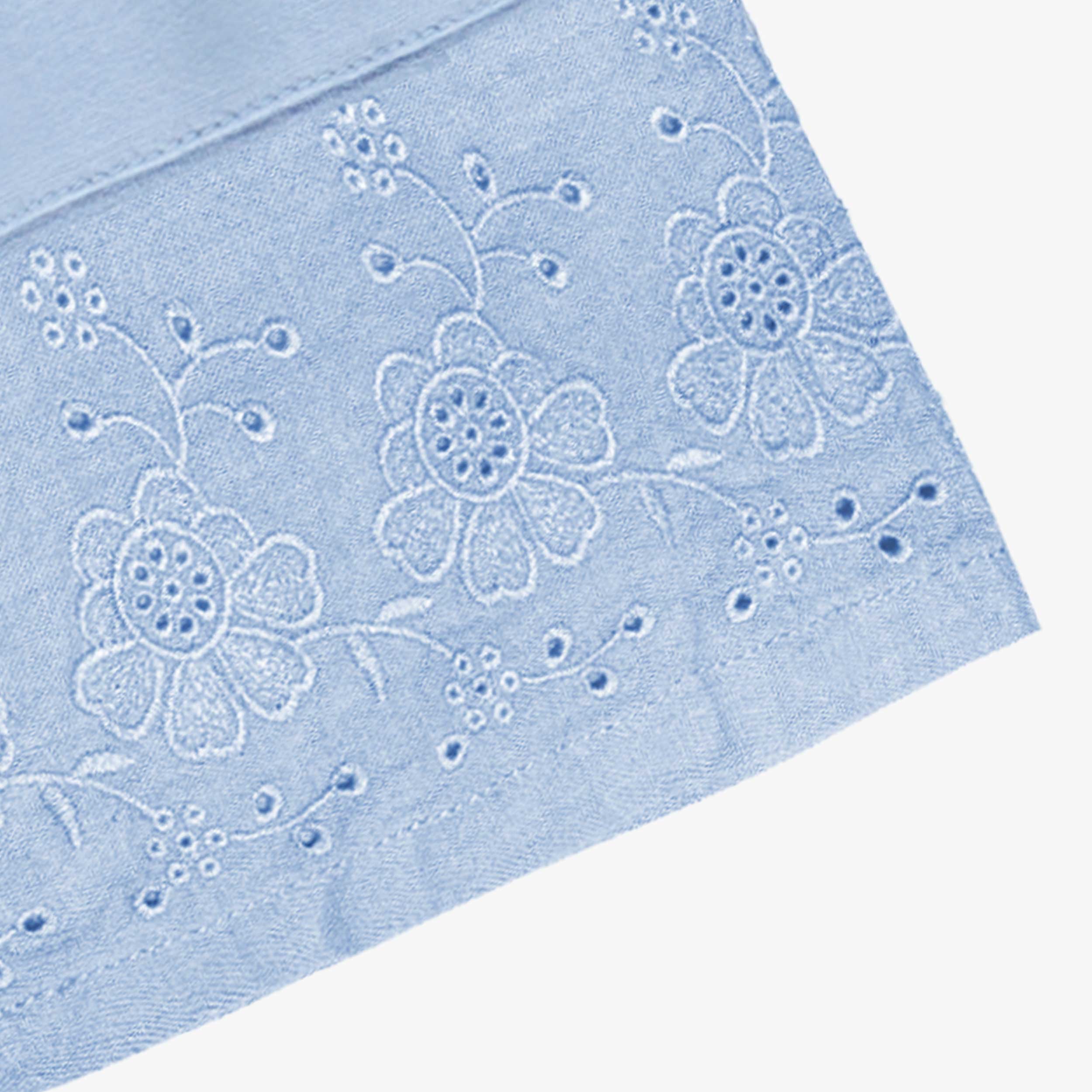 Zoom détails du pantalon bleu avec broderie anglaise, enfant