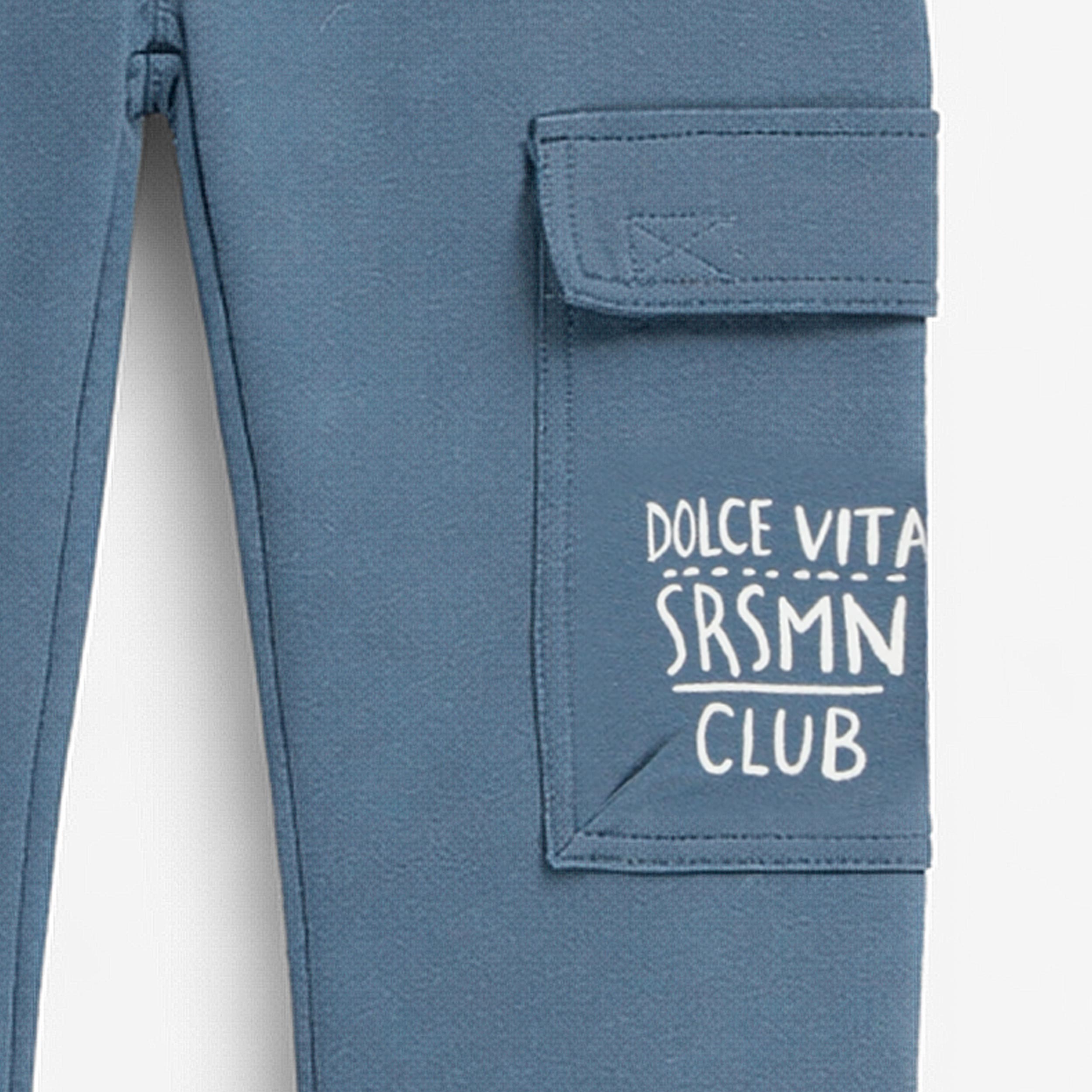 Zoom détails du pantalon bleu style jogger, enfant 