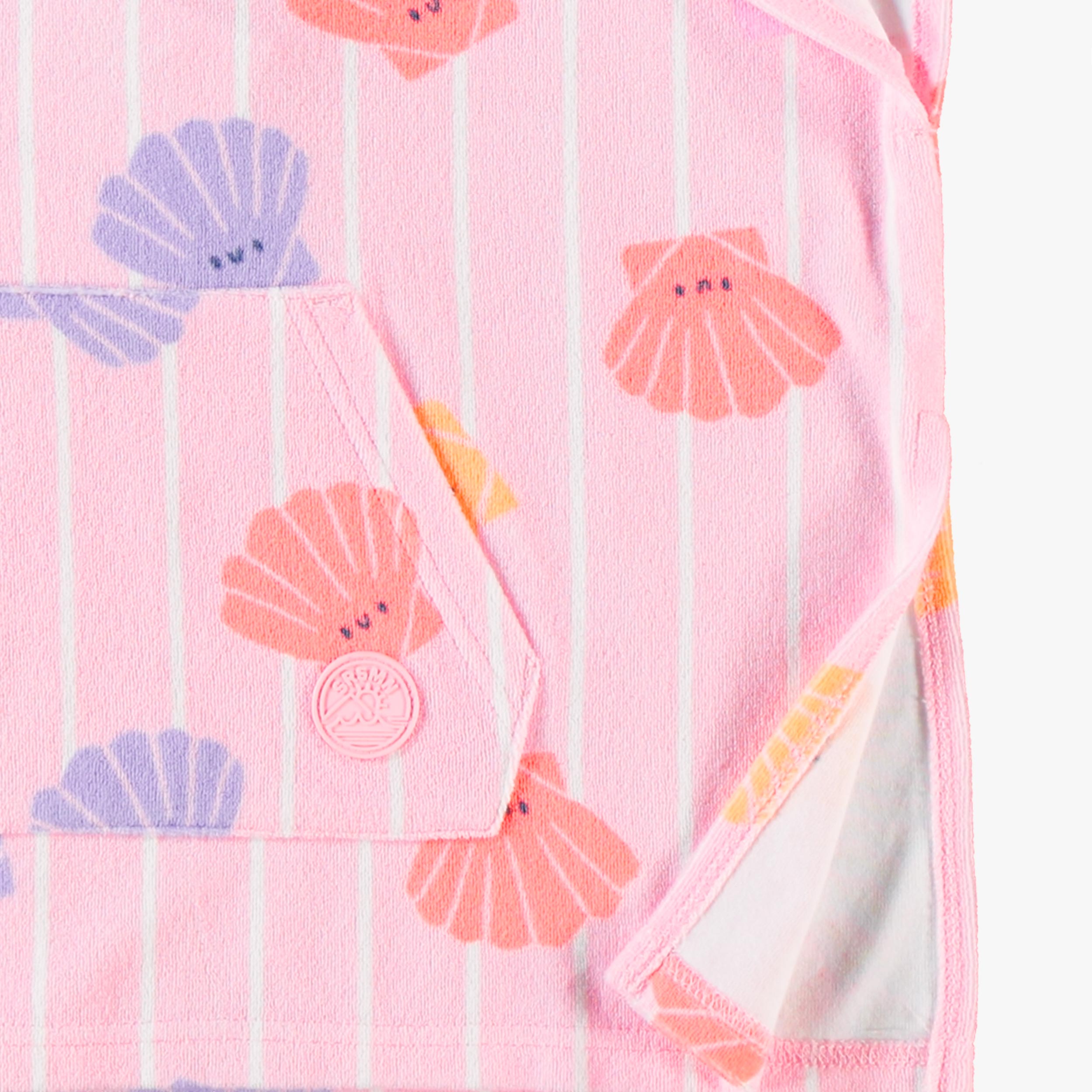 Zoom détails du poncho de plage rose avec rayures et coquillages, bébé