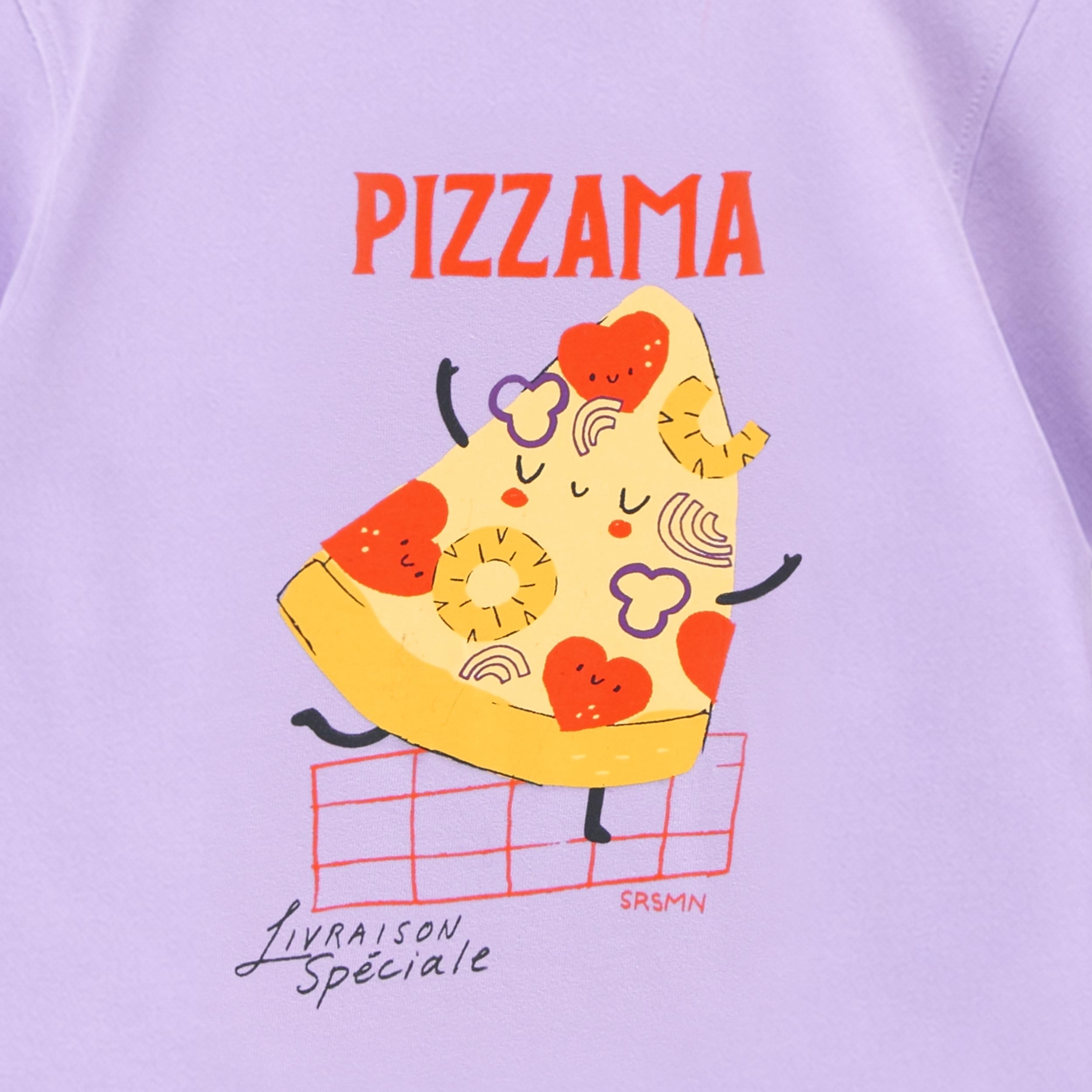 Zoom détails de l'illustration du pyjama deux pièces mauve à motifs de pizzas, enfant 