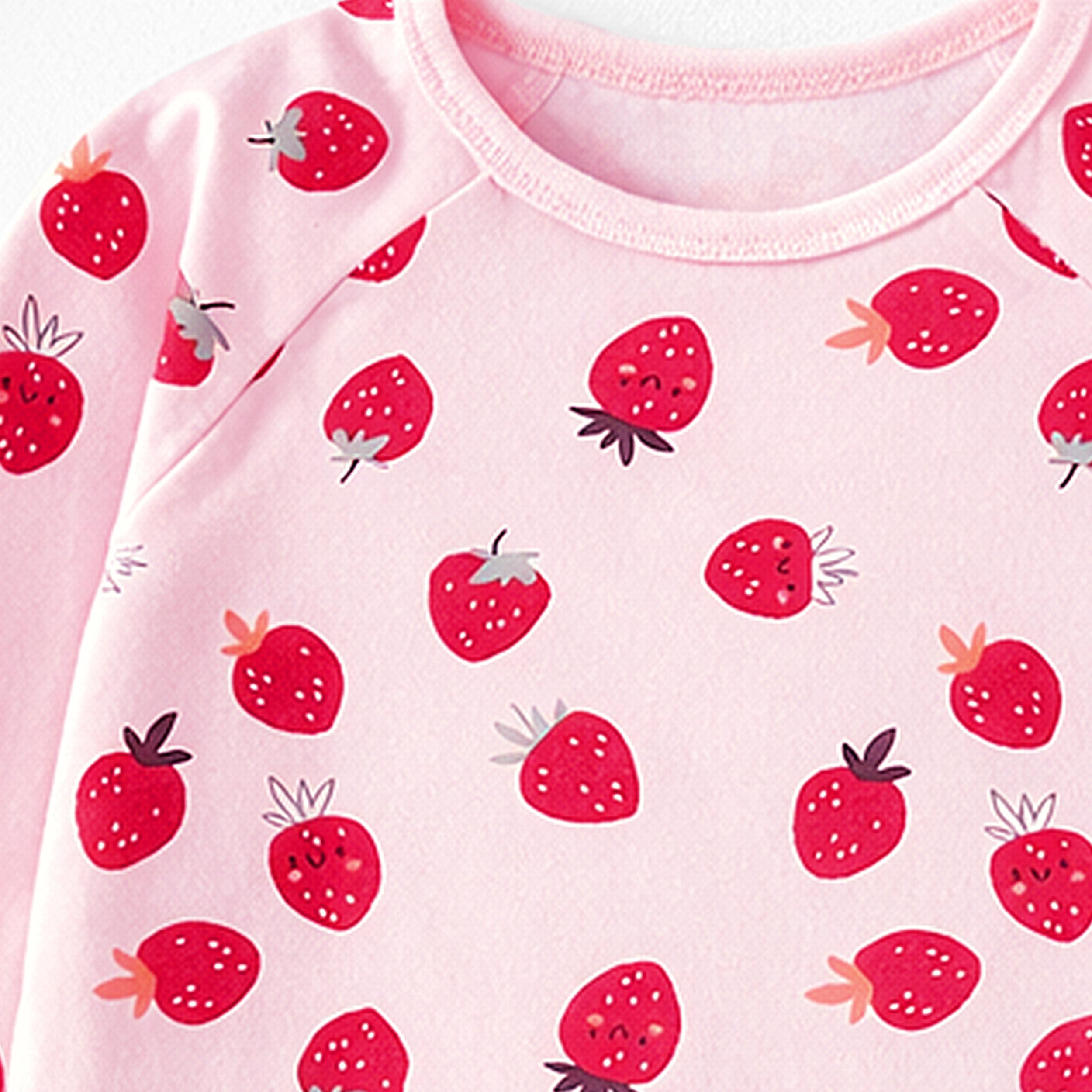 Zoom détails du pyjama deux pièces rose à motifs de fraises, enfant 
