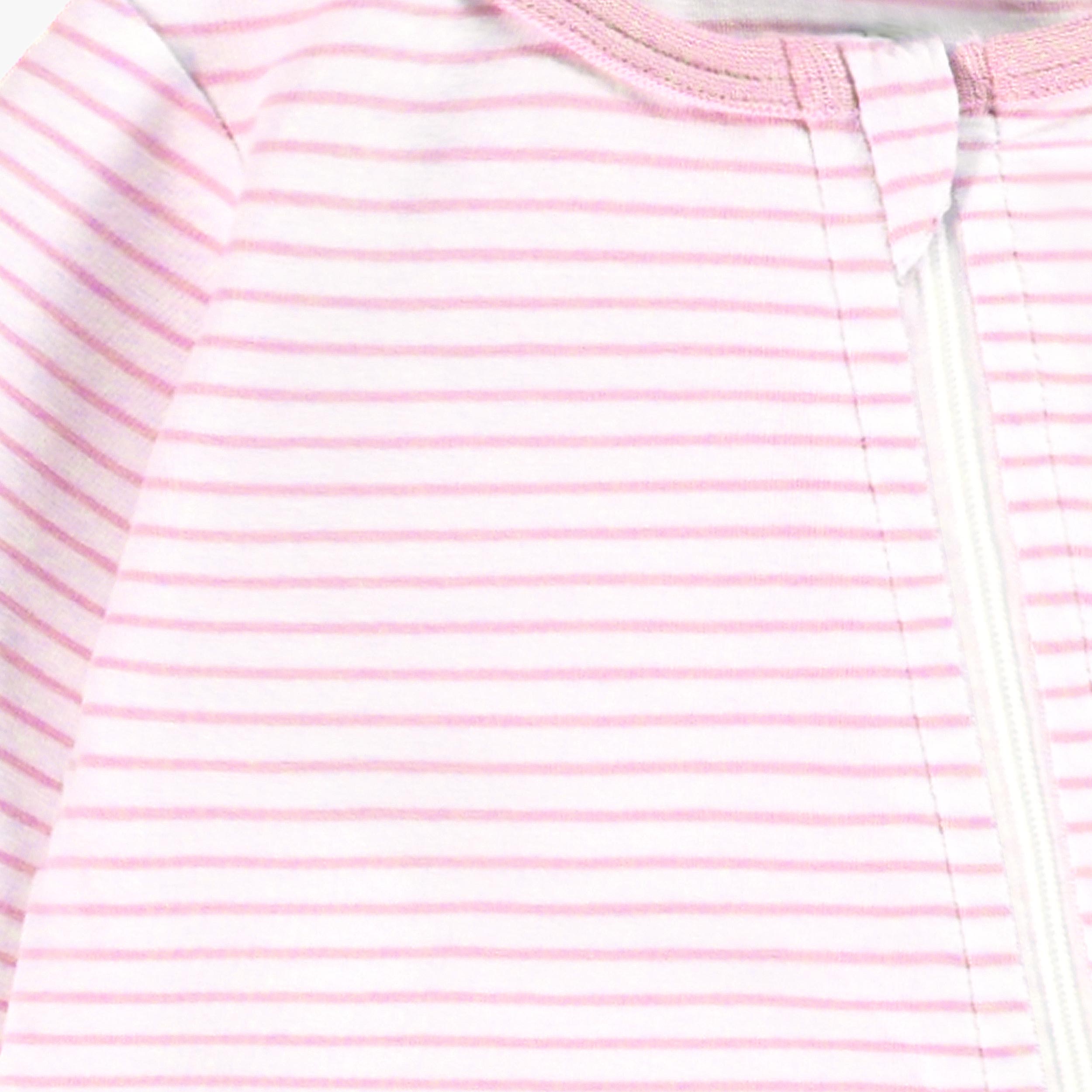 Zoom détails du pyjama une pièce blanc à rayures roses, naissance