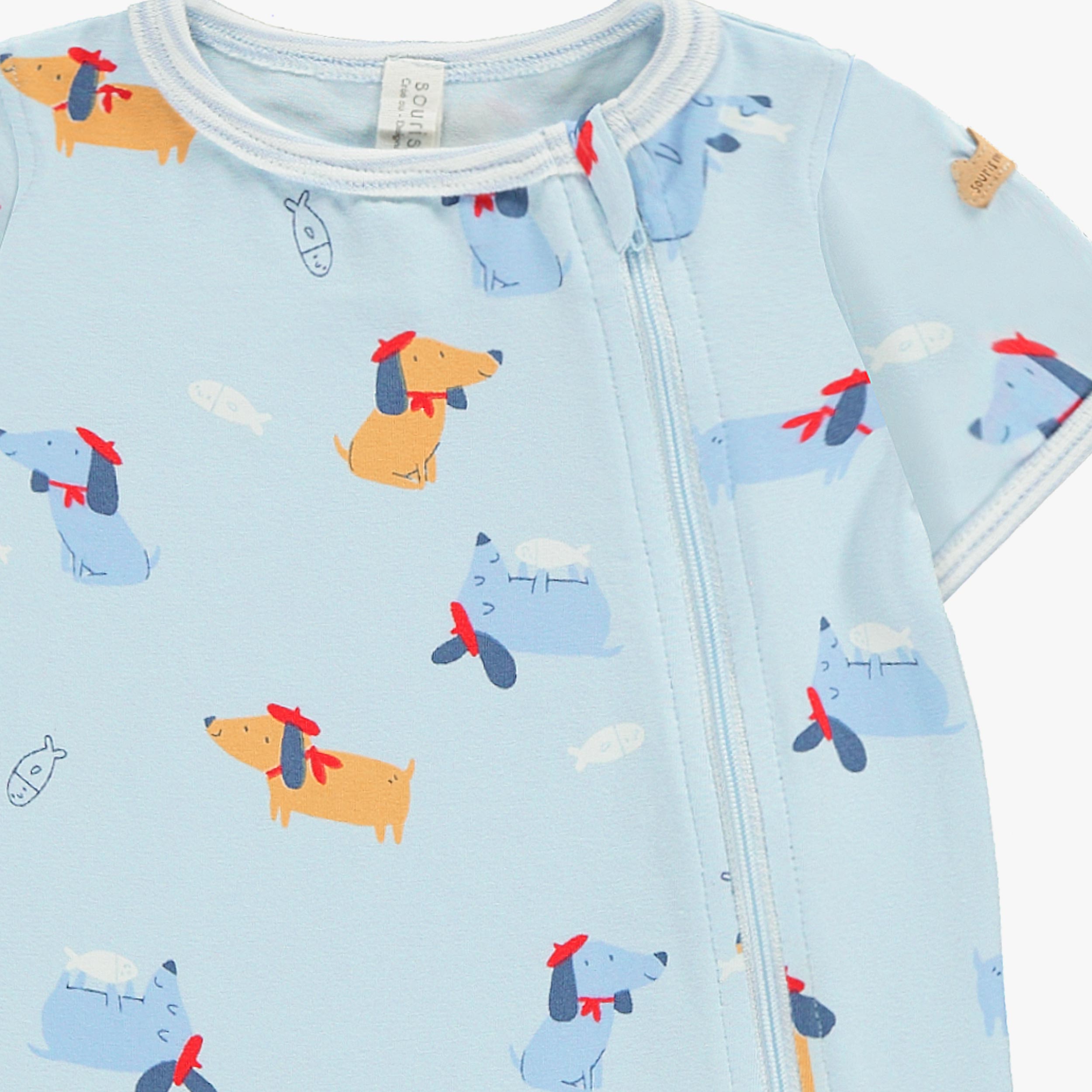 Zoom détails du pyjama une pièce bleu à motifs de chiens, naissance