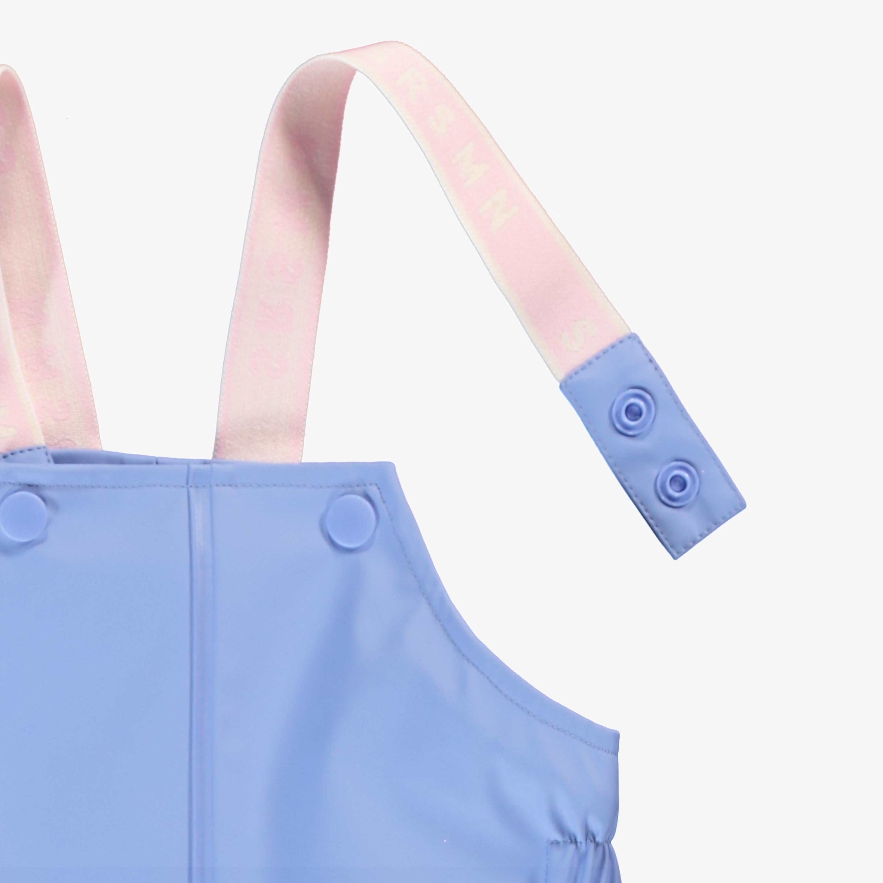 Zoom détails des bretelles de la salopette de pluie bleue, bébé 