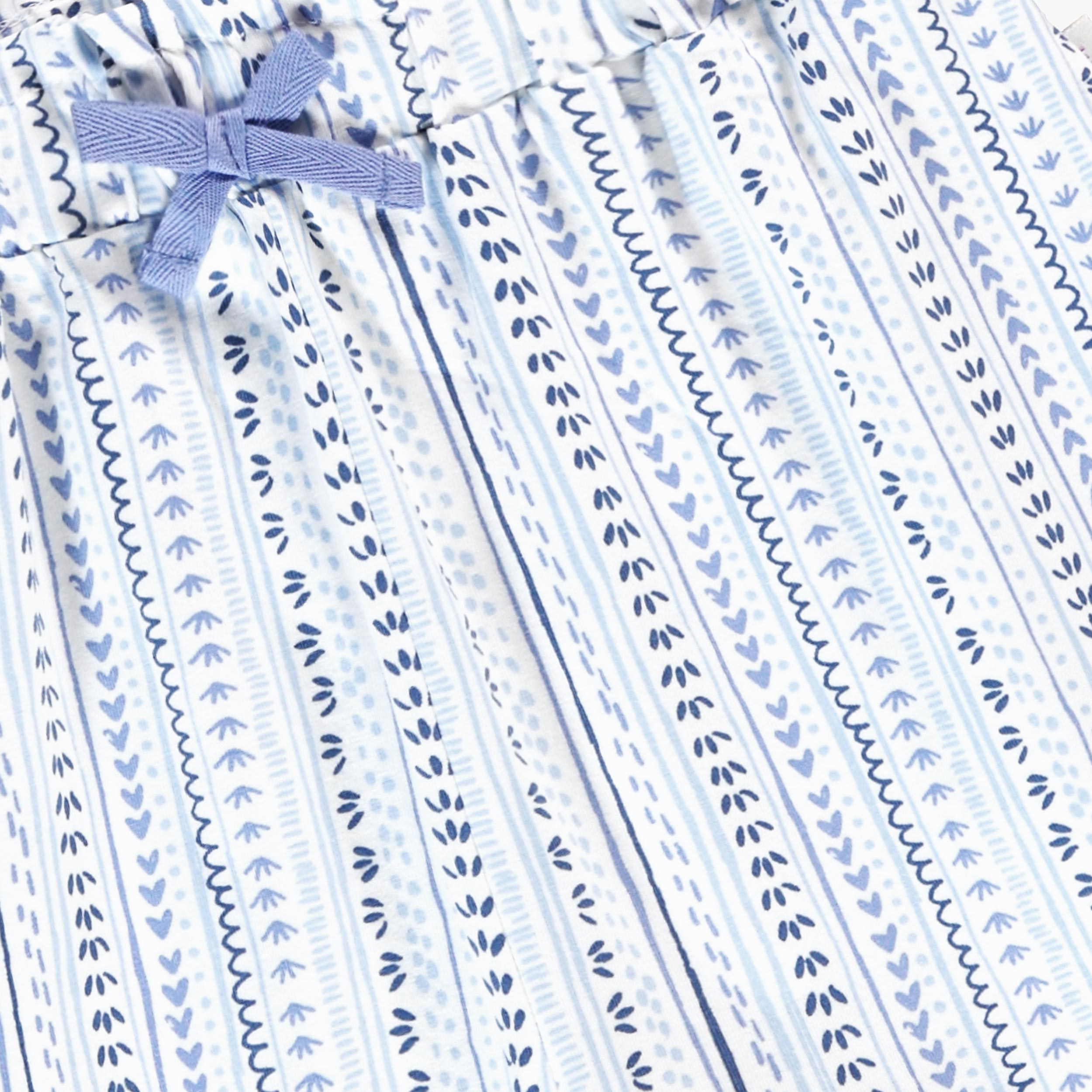 Zoom détails du short blanc et bleu à motifs, enfant