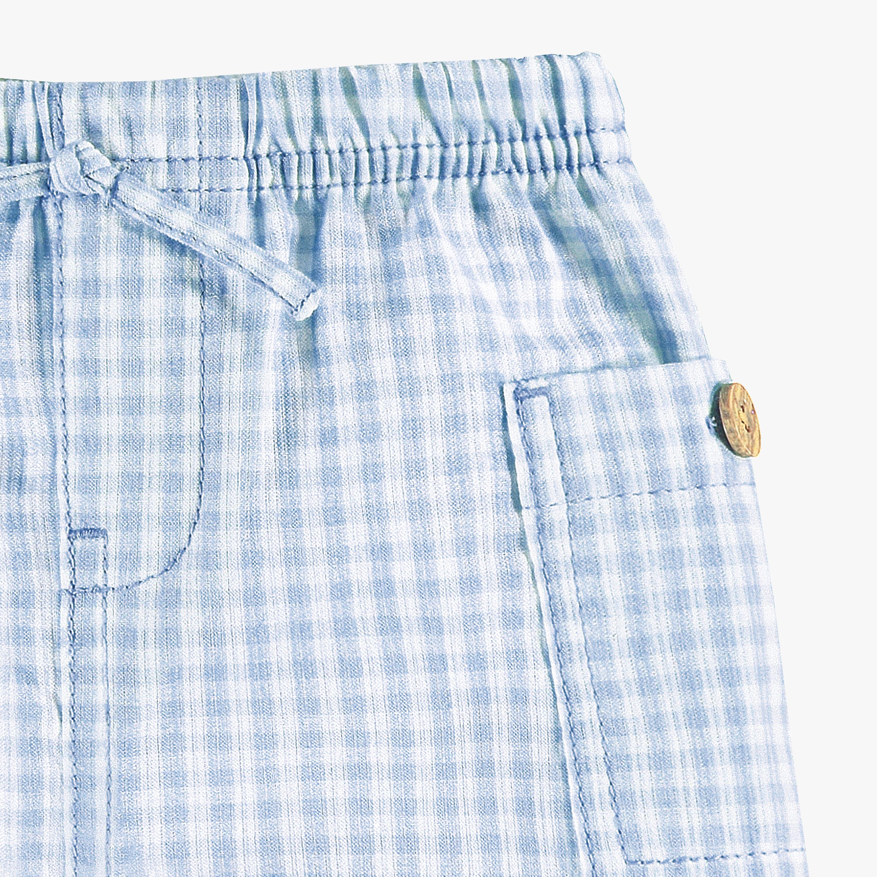 Zoom détails du short bleu pâle à carreaux, naissance