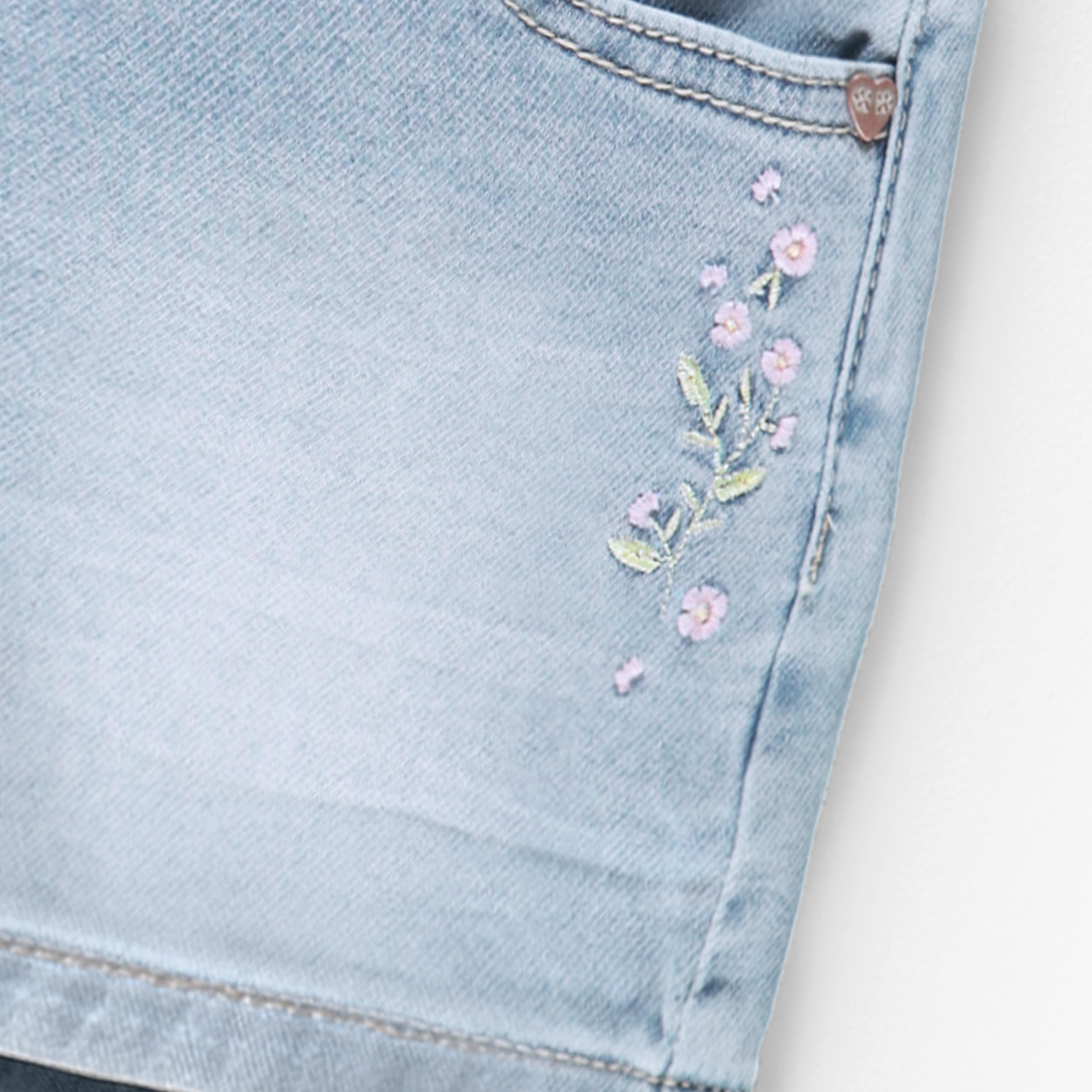 Zoom détails du short bleu pâle en denim avec broderie florale, enfant