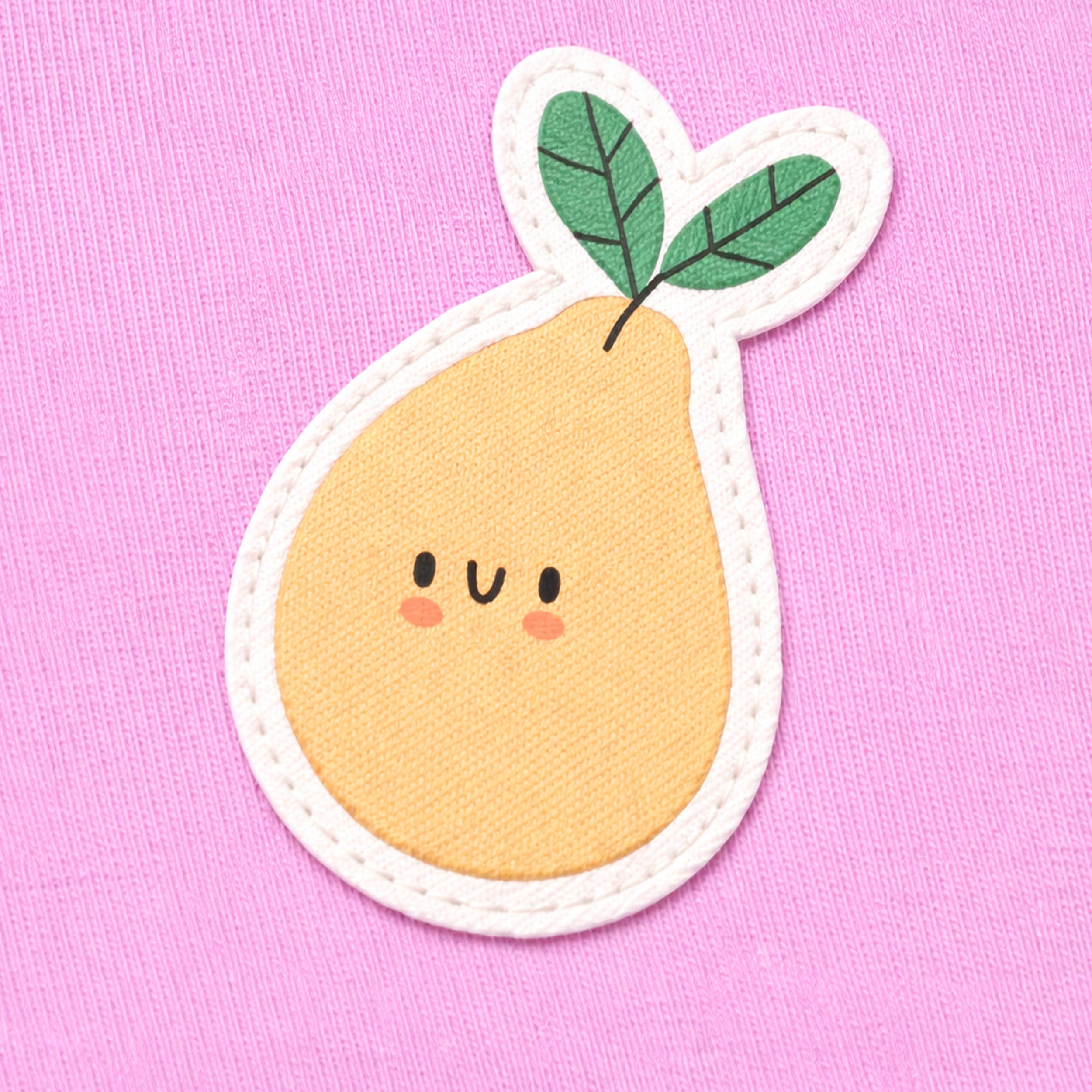 Zoom détails écusson du short mauve en coton français, naissance 