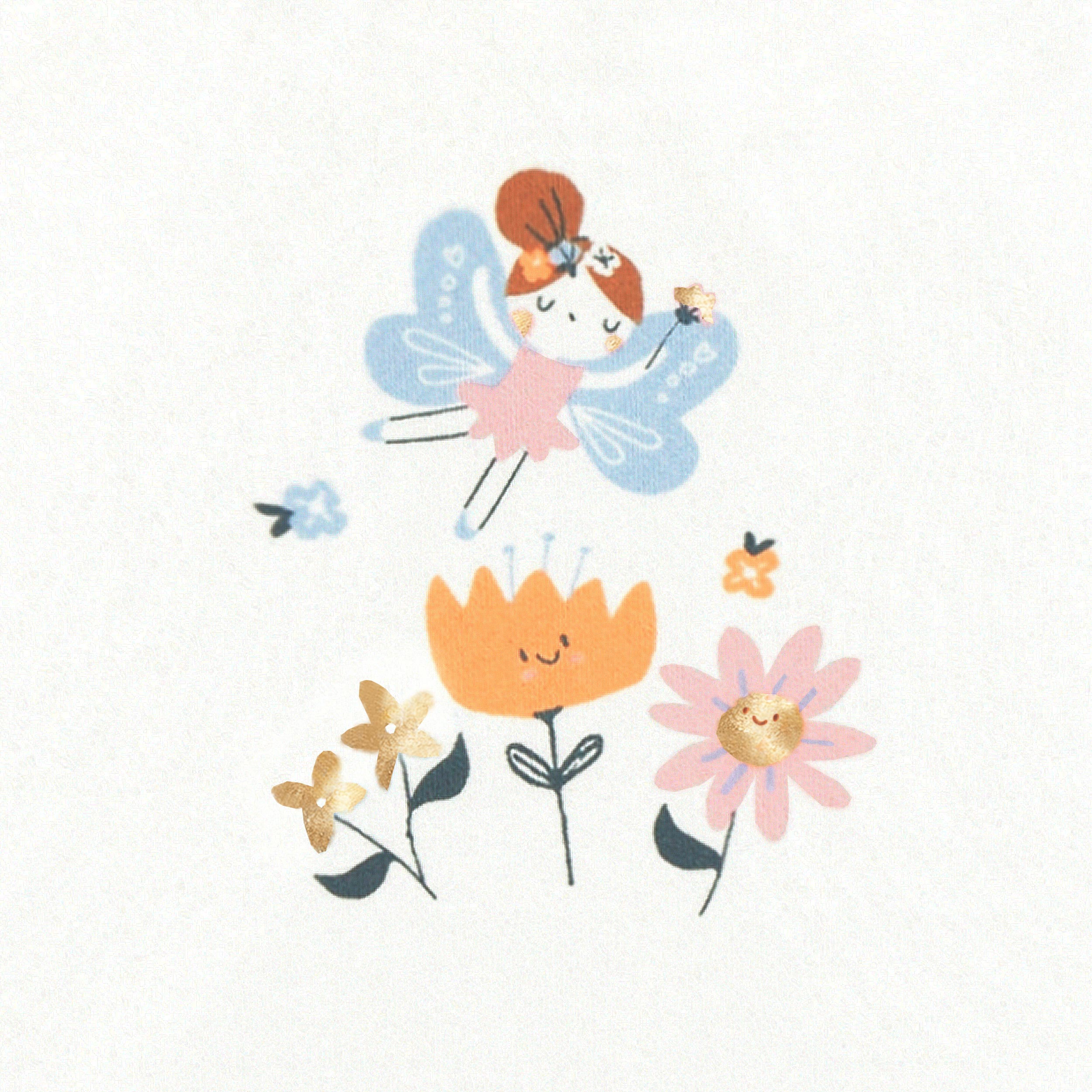 Zoom détails du t-shirt blanc avec illustration, bébé