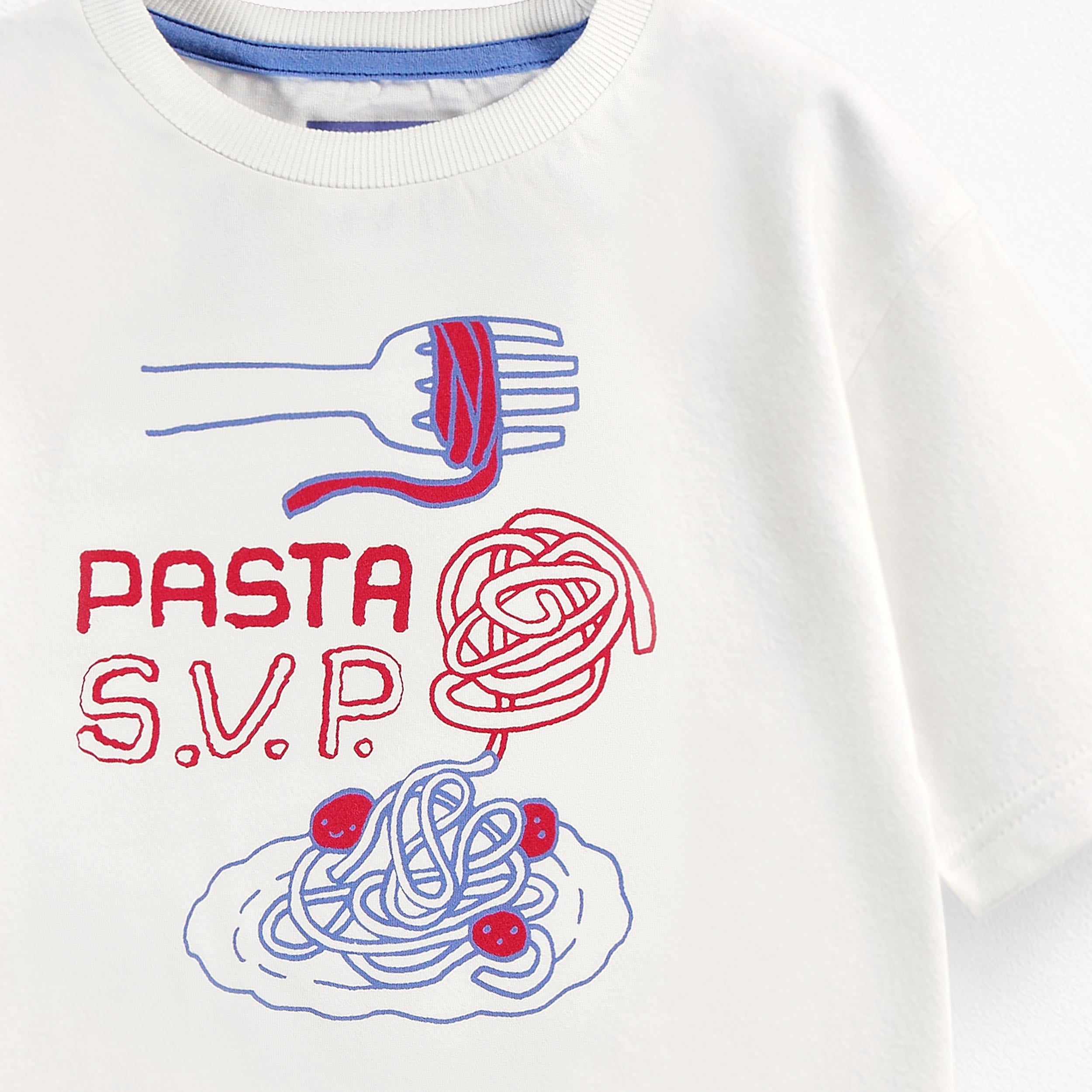 Zoom détails du t-shirt blanc avec illustration, enfant 