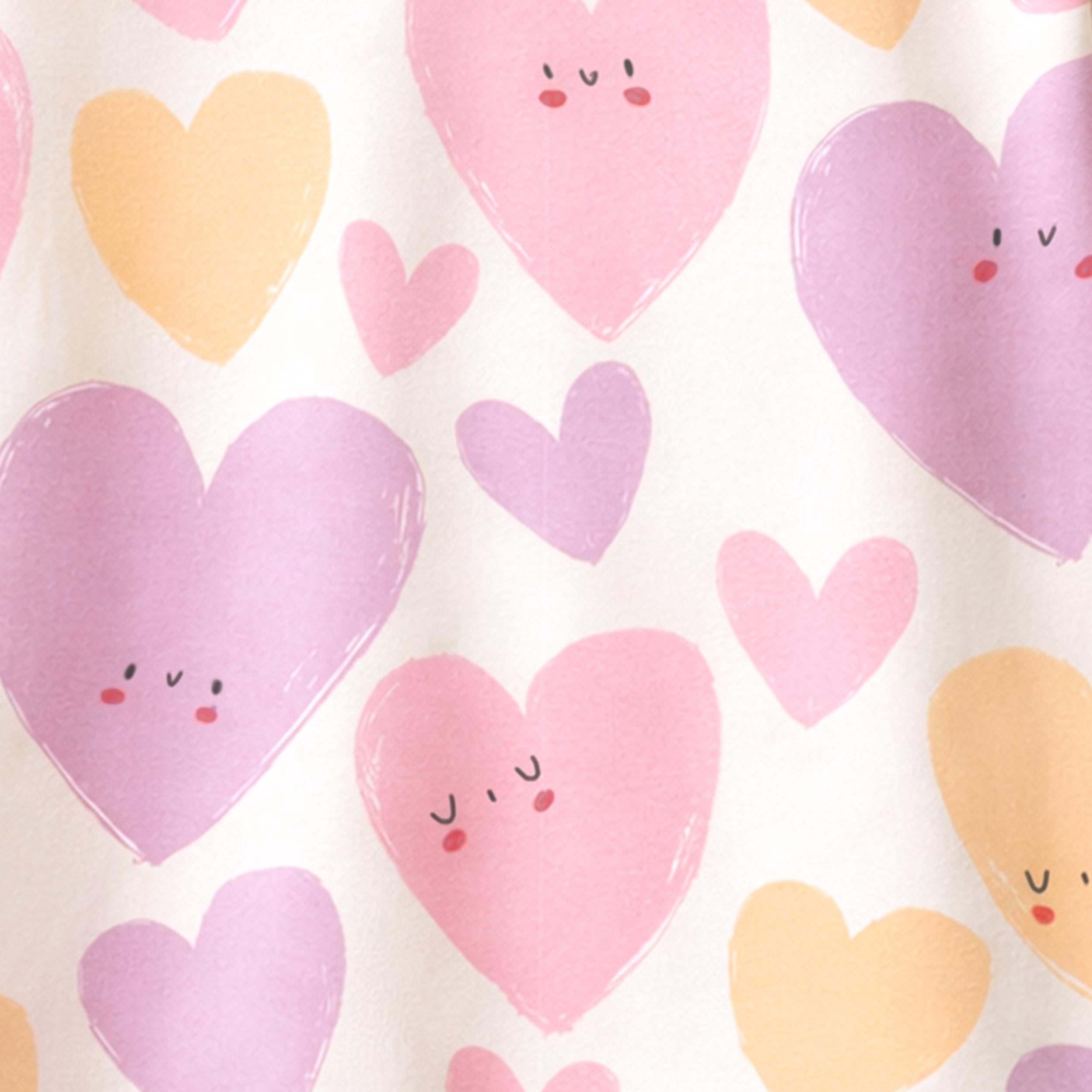 Zoom détails du t-shirt crème à motifs de cœurs, enfant 