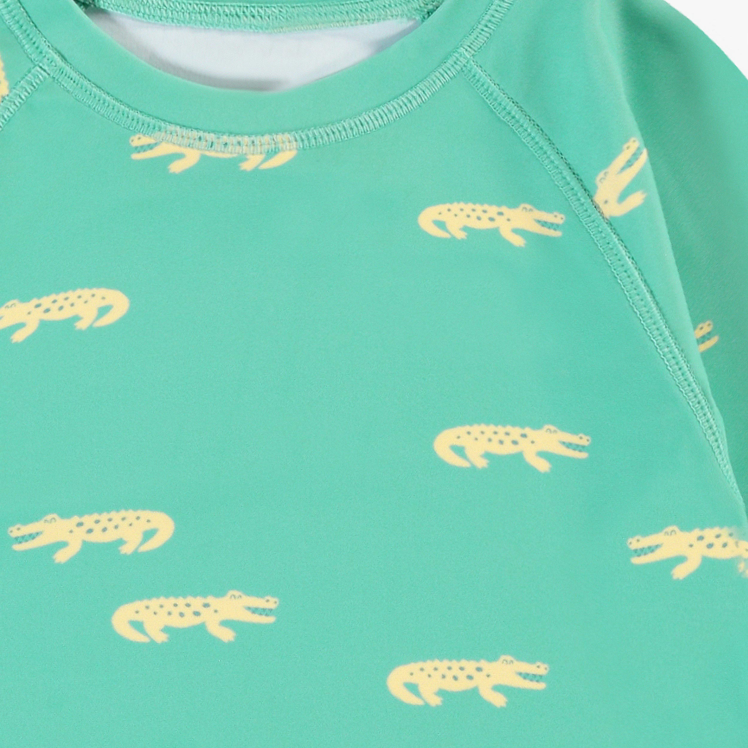 Zoom détails du t-shirt de bain turquoise à motifs de crocodiles, enfant 