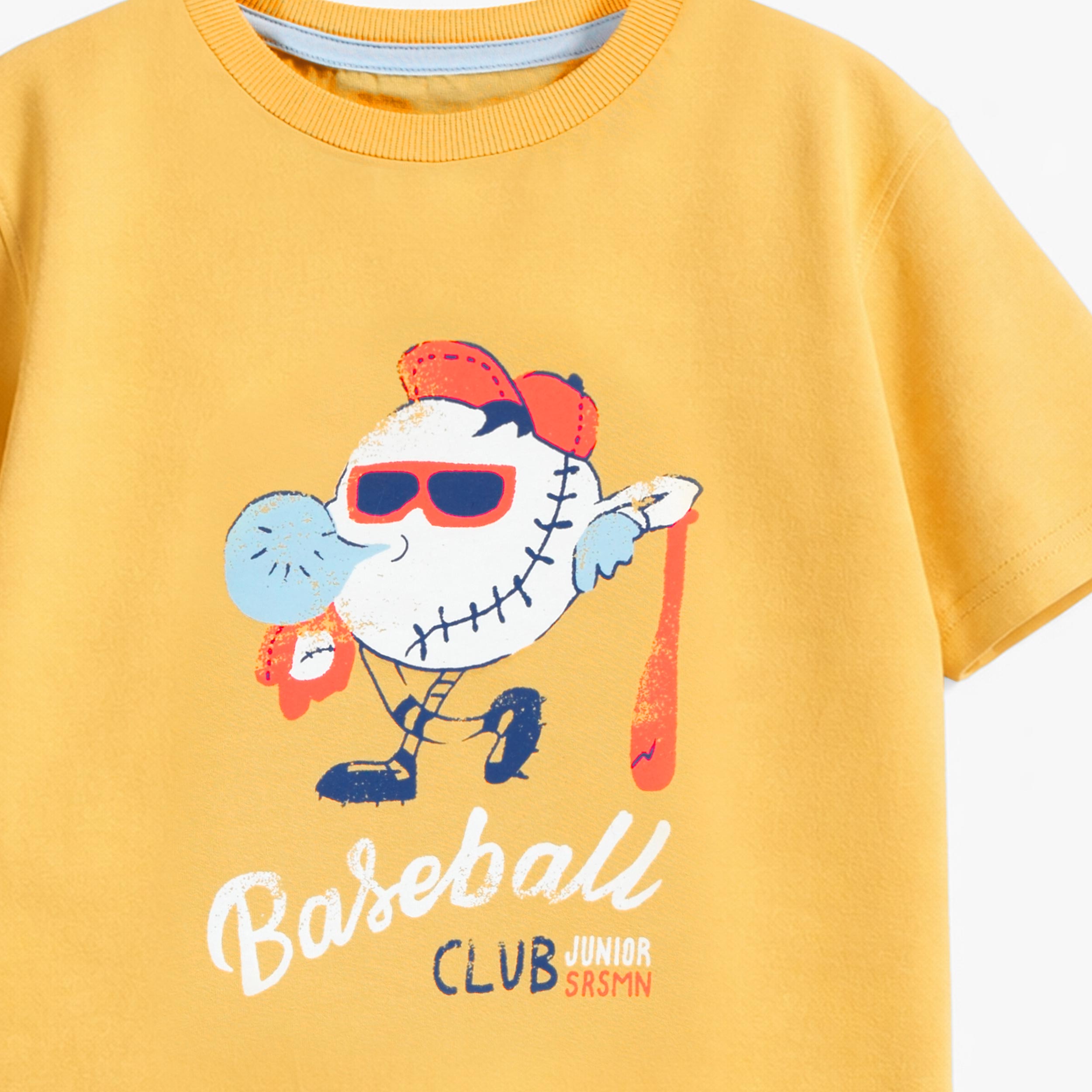 Zoom détails du t-shirt jaune avec illustration, enfant