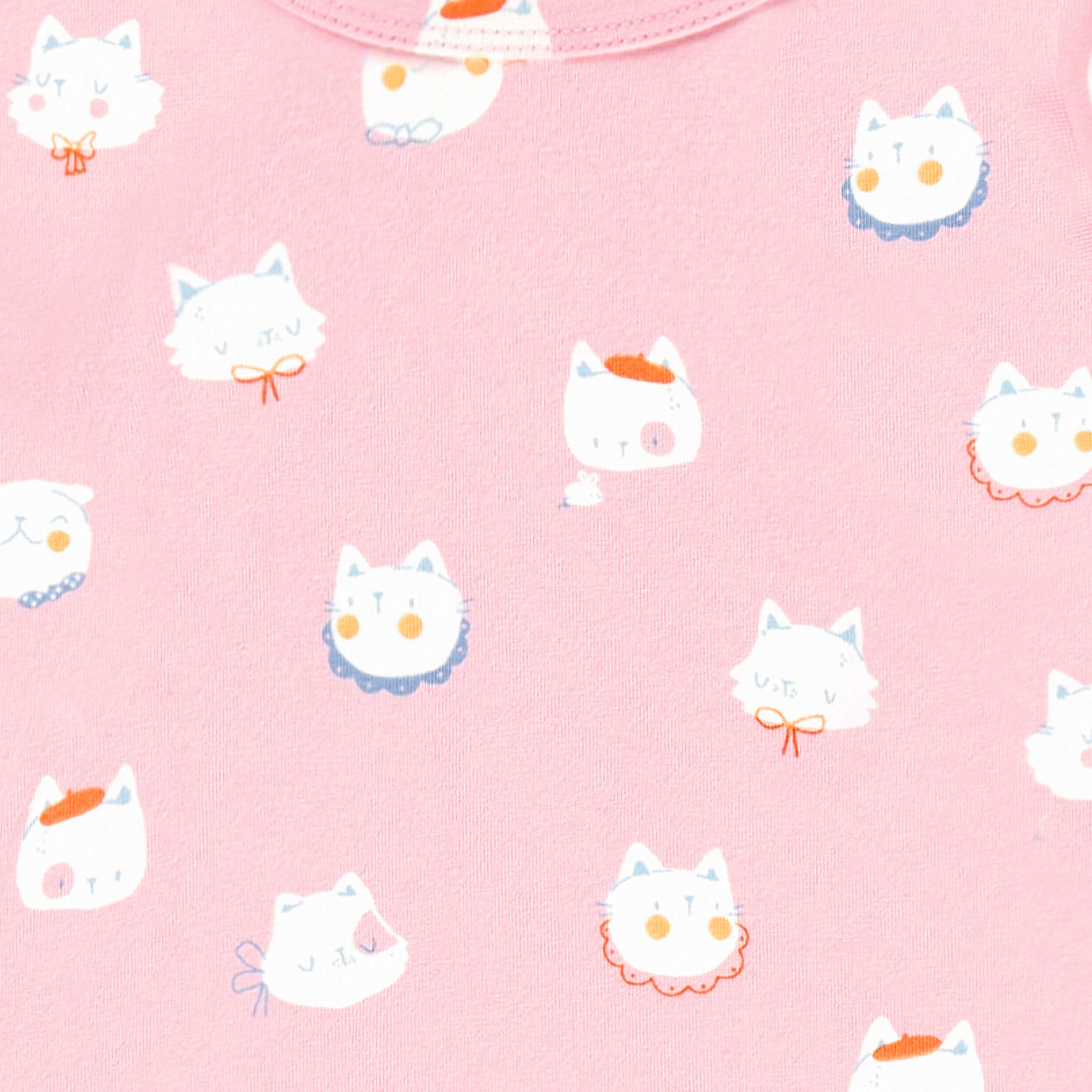 Zoom détails du t-shirt rose à motifs de chats, bébé 