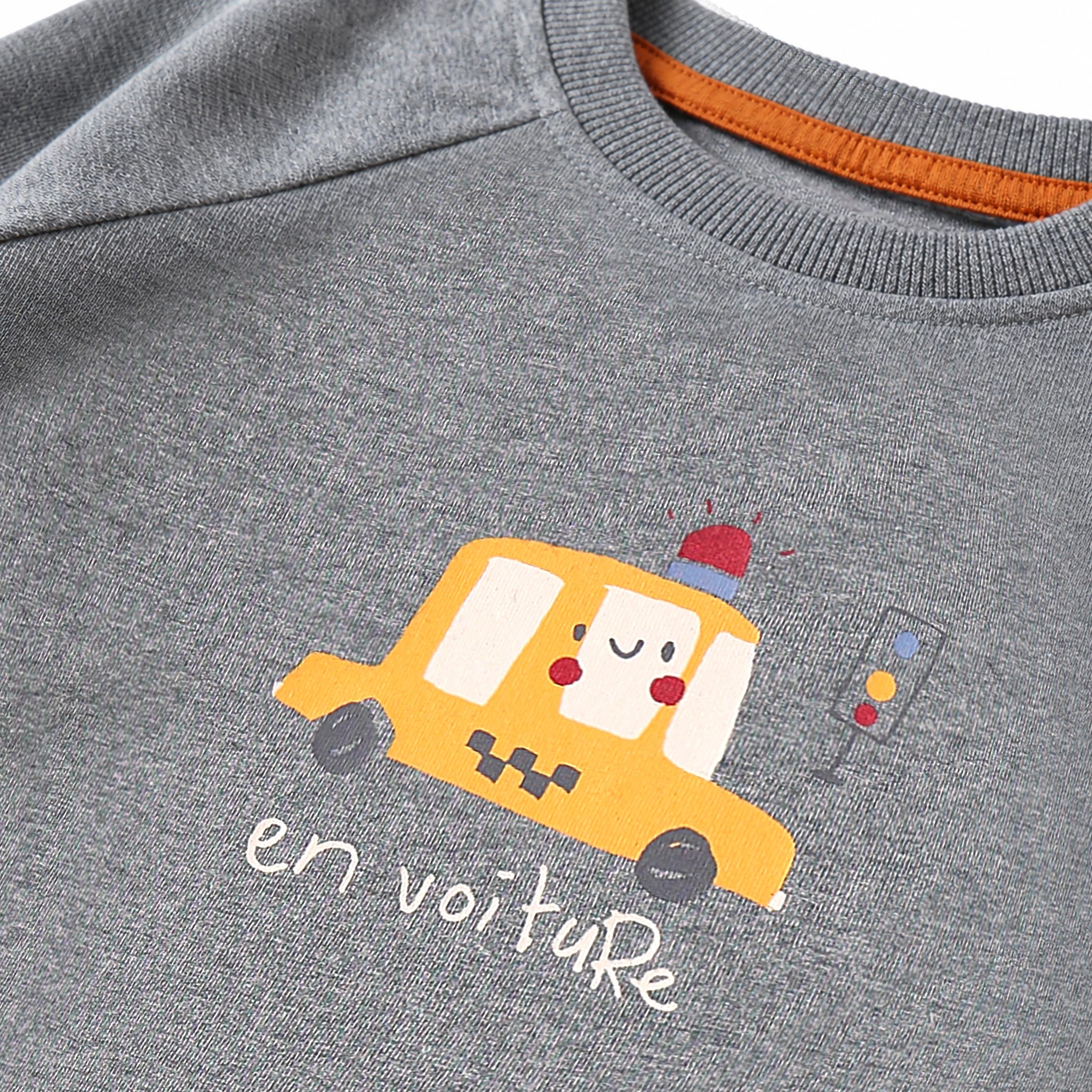 Zoom détails du T-shirt gris à illustration de voiture, bébé 