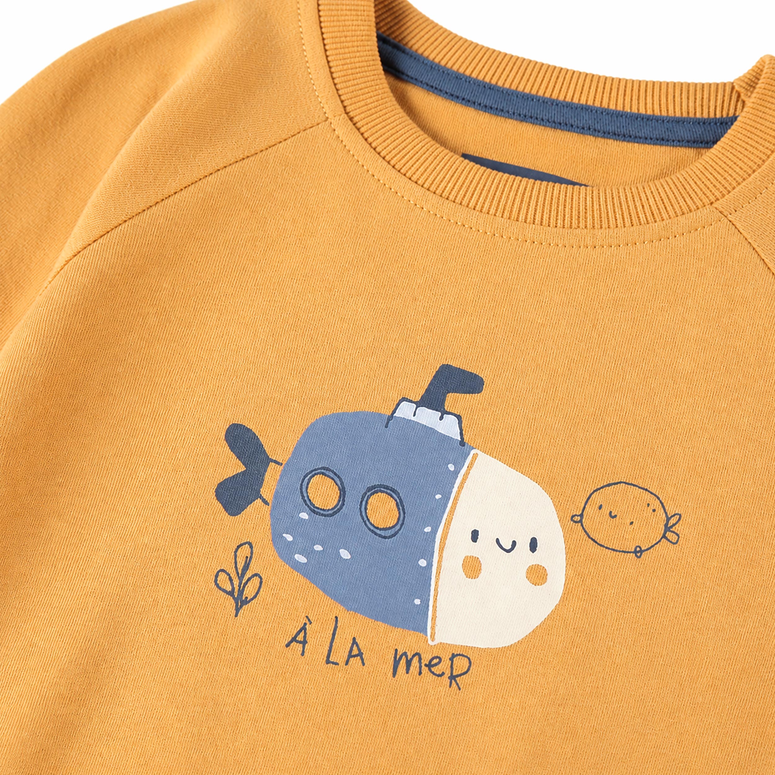Zoom détails du t-shirt jaune à illustration marine, bébé