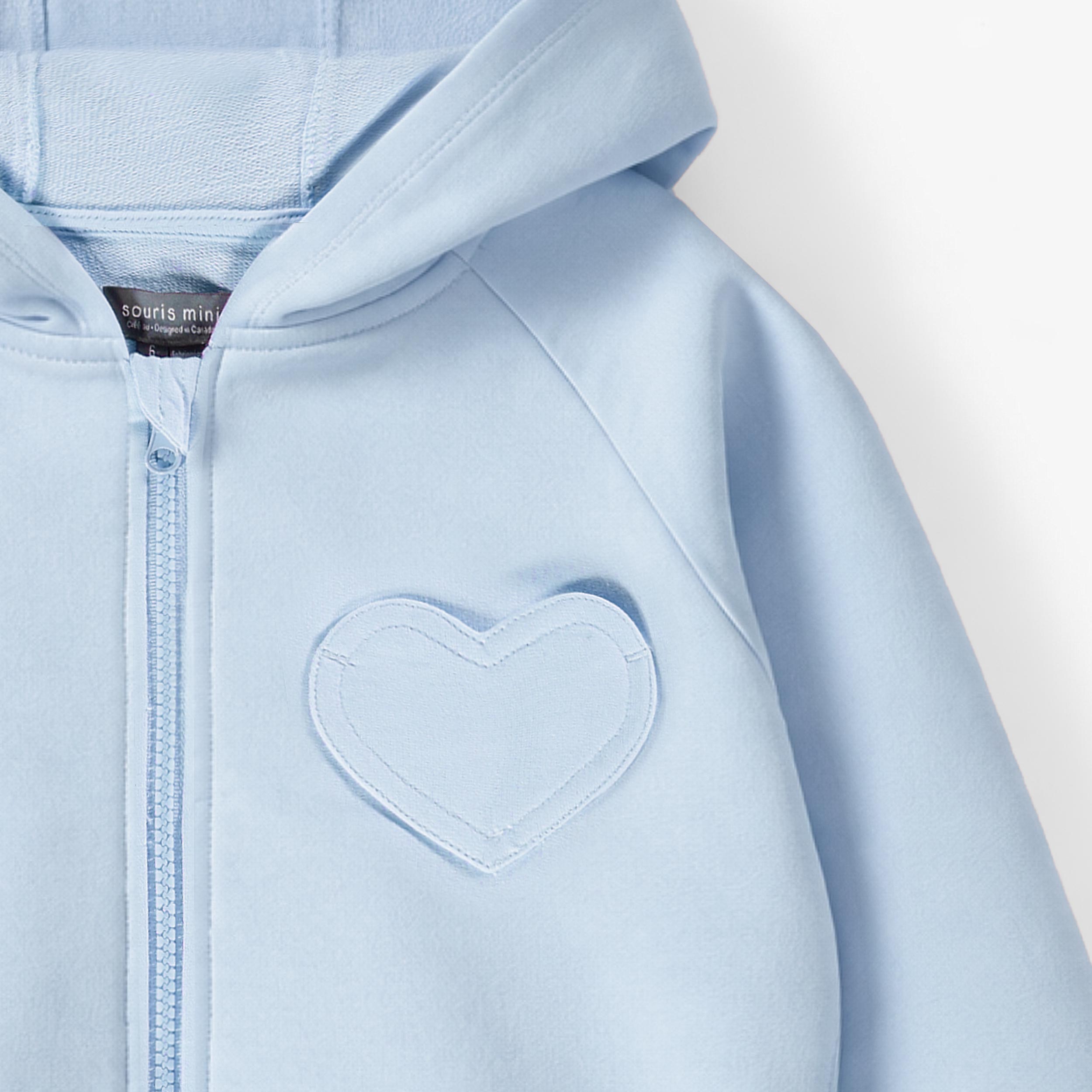 Zoom détails de la veste à capuchon bleue, enfant