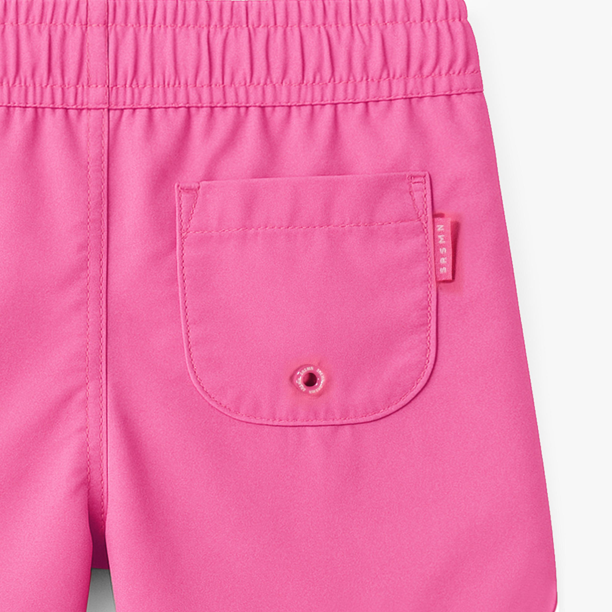 Zoom détails poche arrière du short de bain rose foncé, enfant