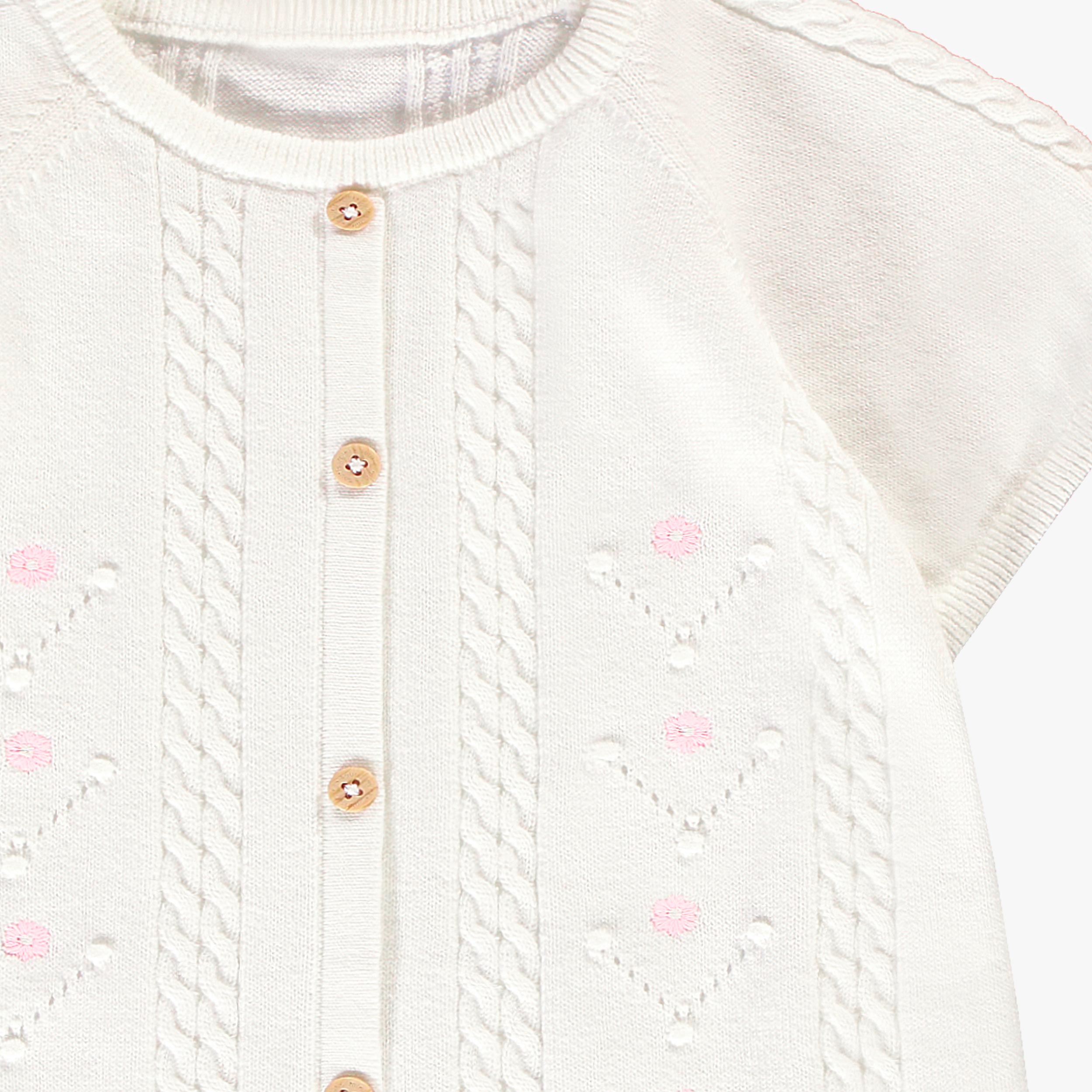Zoom détails de la barboteuse crème en tricot à motif pointelle, naissance