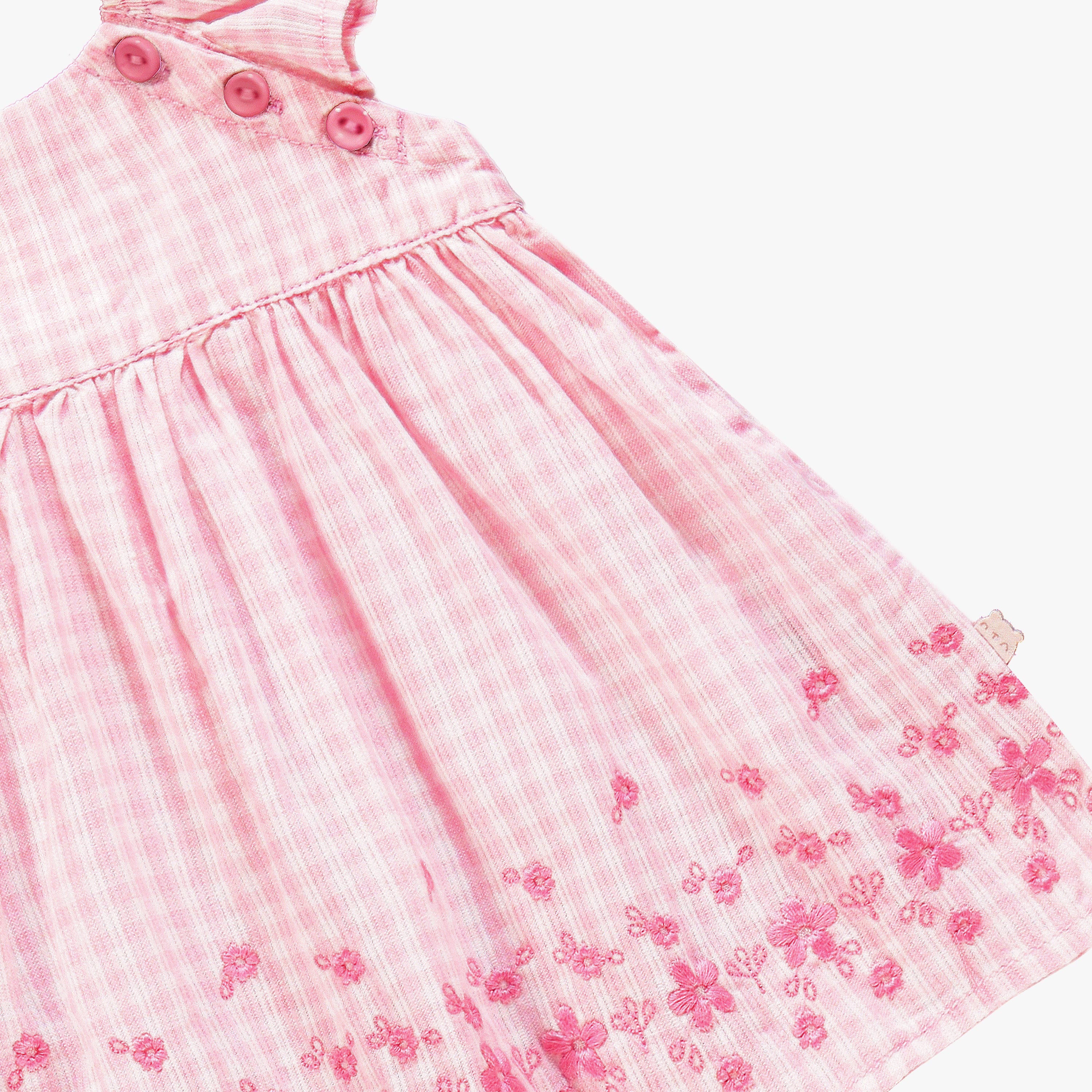 Zoom détails du bas de la robe et bloomer rose à carreaux et broderie anglaise, naissance 