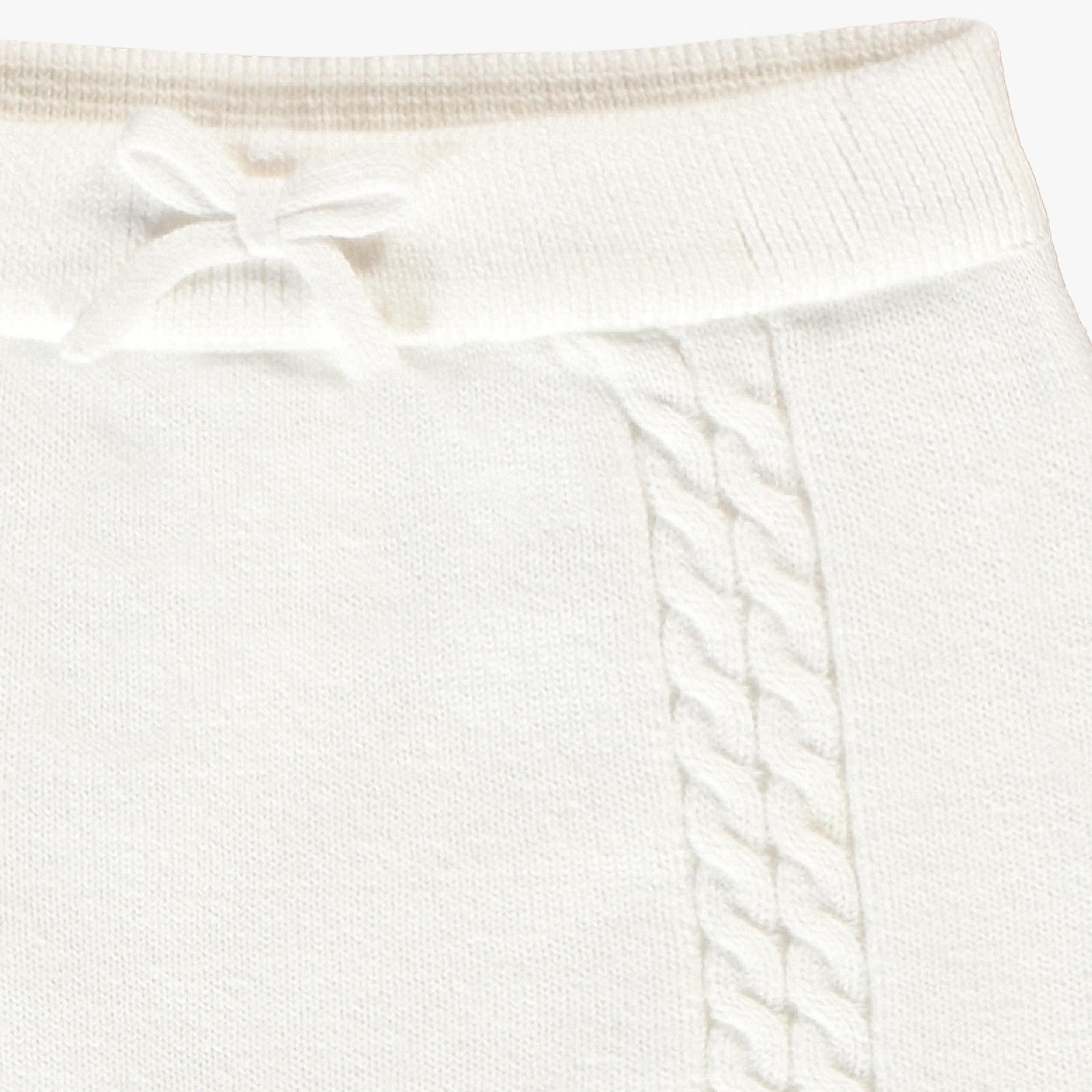 Zoom détails du short crème en tricot, naissance