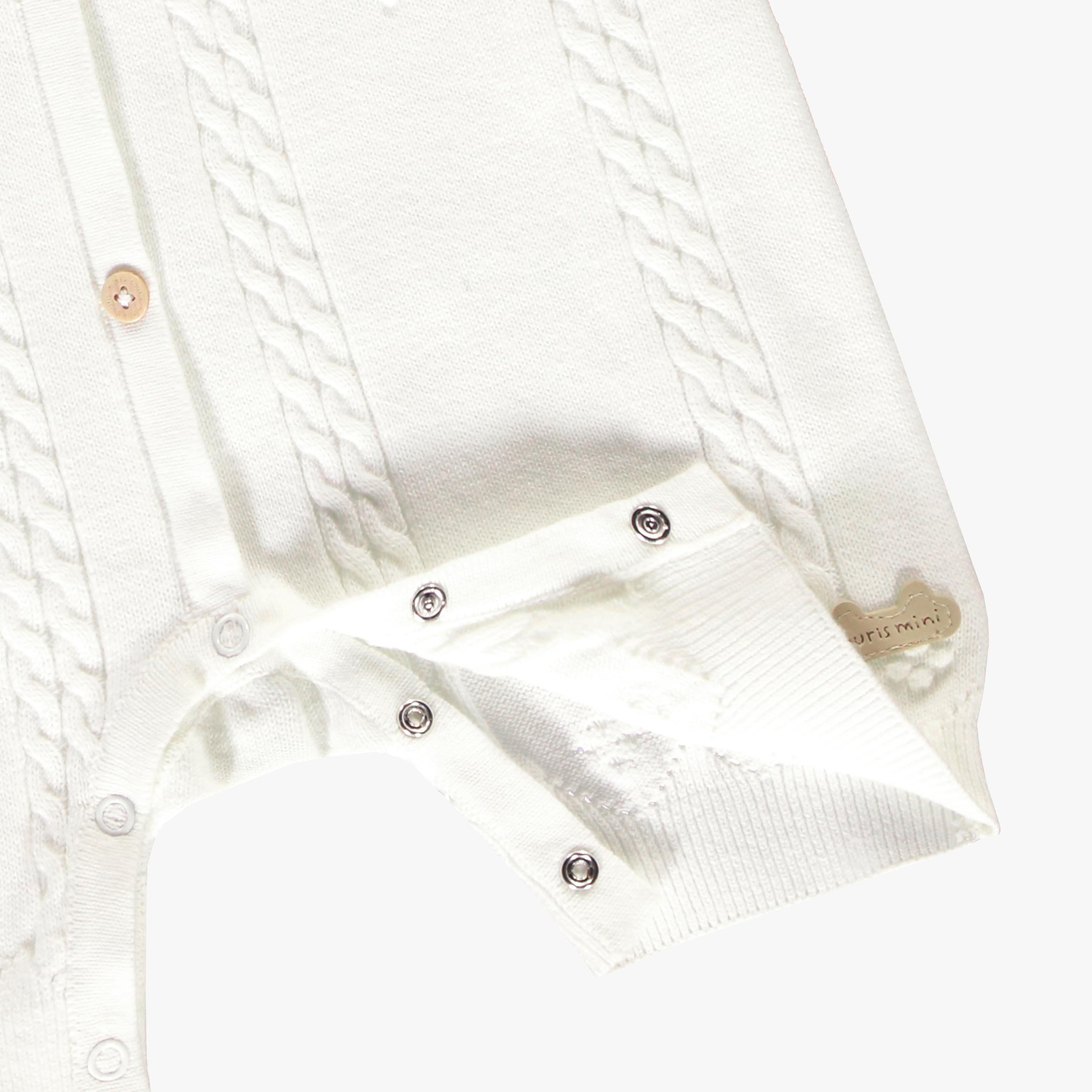 Zoom détails bouton pressions de la barboteuse crème en tricot à motif pointelle, naissance