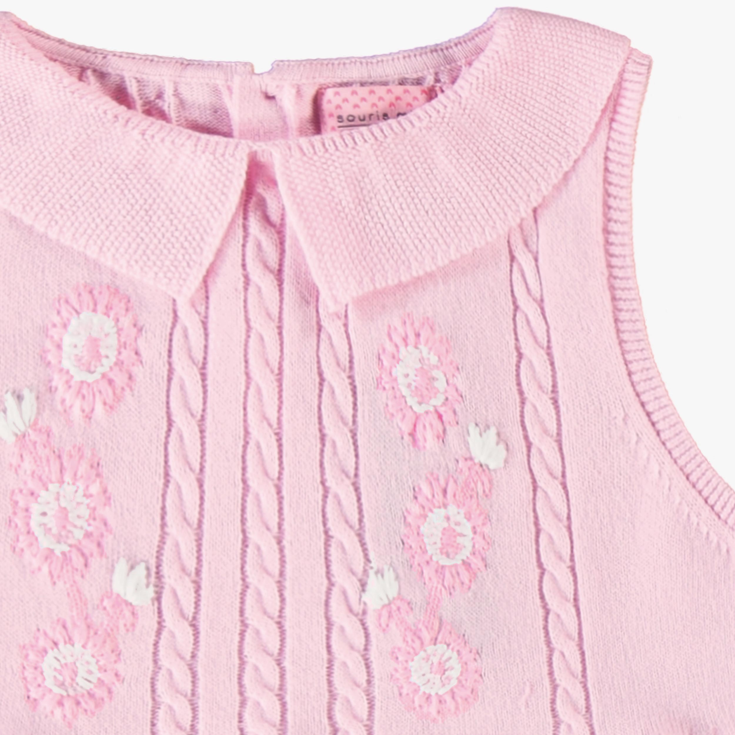 Zoom détails broderies de la robe rose en tricot, enfant 