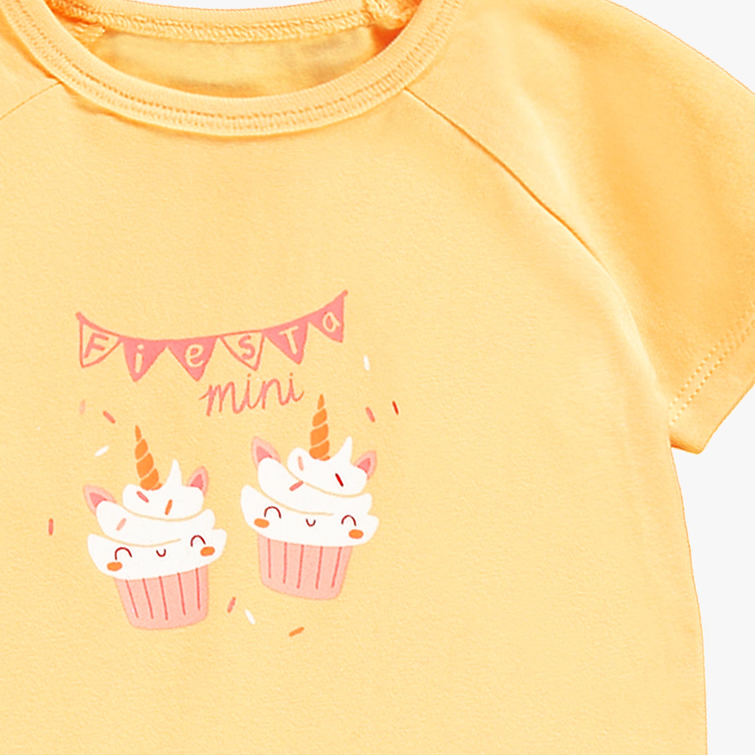 Zoom détails du cache-couche jaune avec illustration de petits gâteaux, bébé